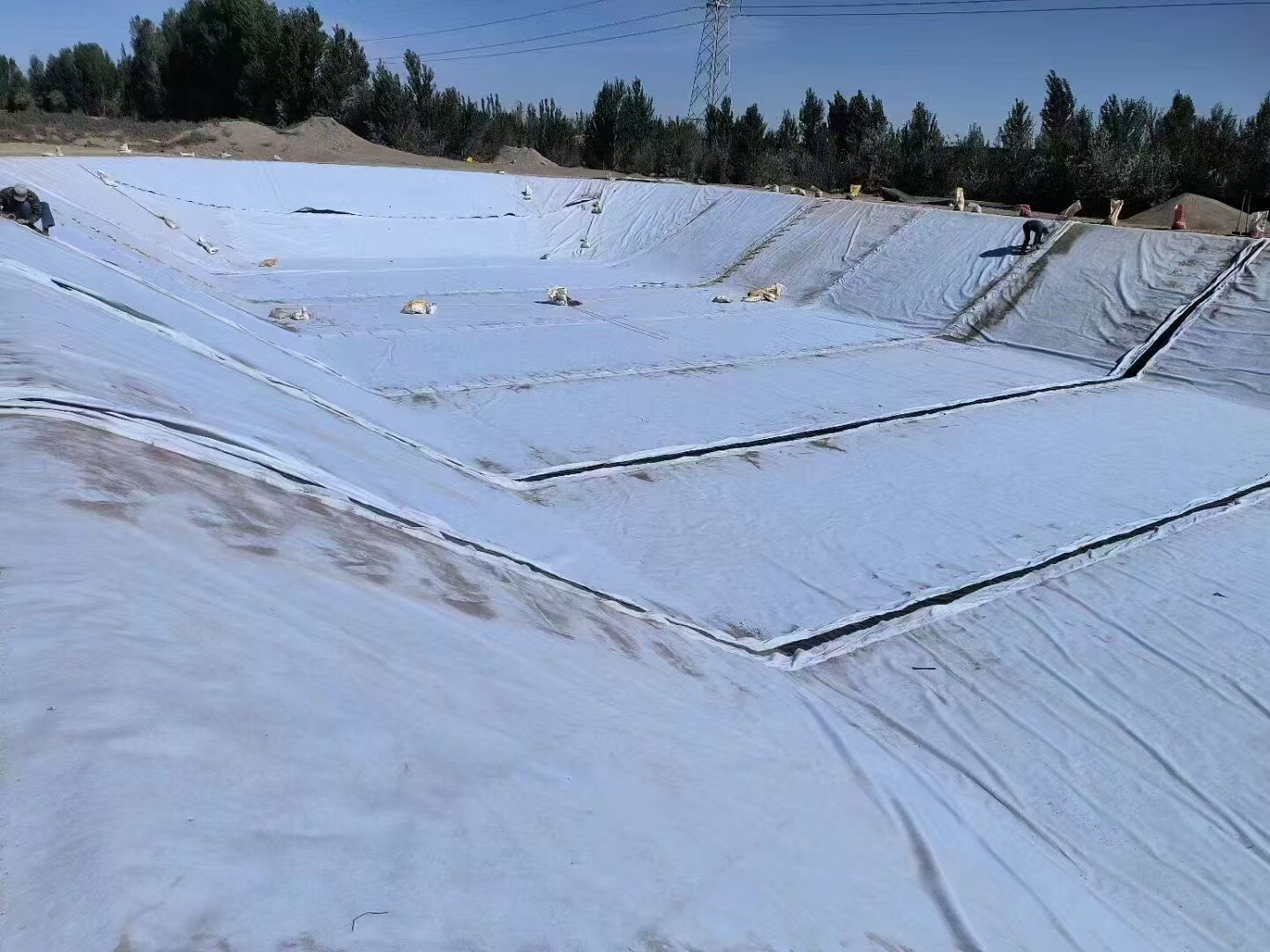 Gansu Water Storage Pool Construction Nearing Completion with 800g National Standard Composite Geomembrane