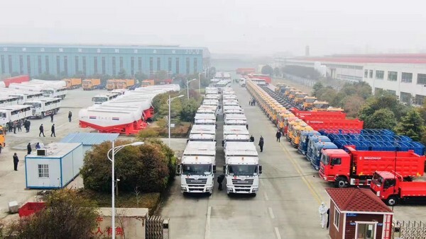 Le grand amour - Des centaines de camions SHACMAN partent pour l'Afghanistan afin d'y acheminer des secours.