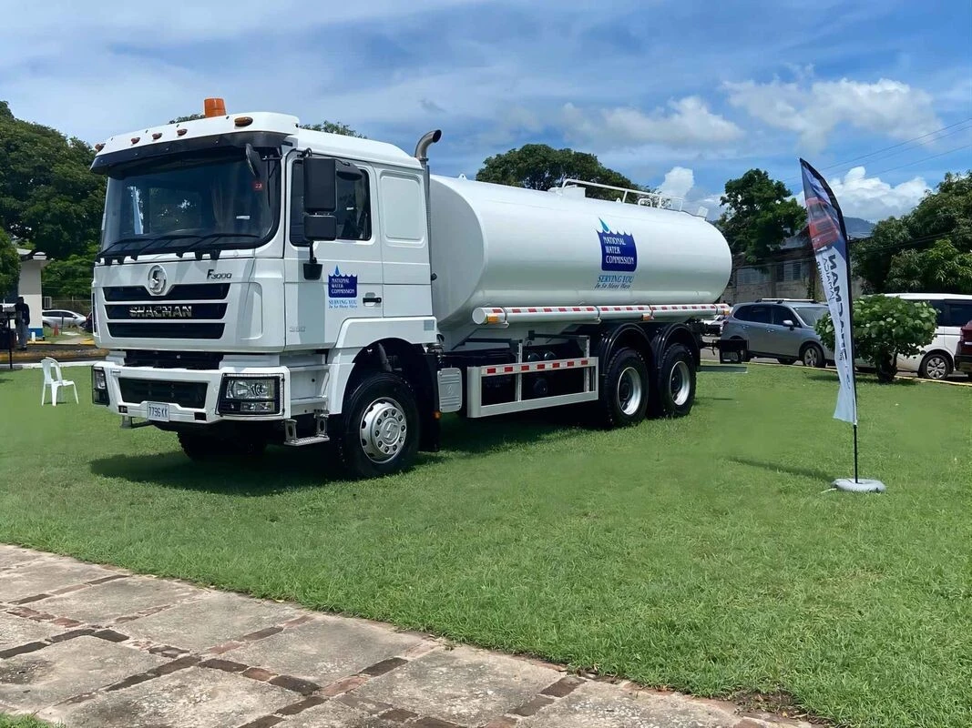 Camion-citerne pétrolier F3000 6x4