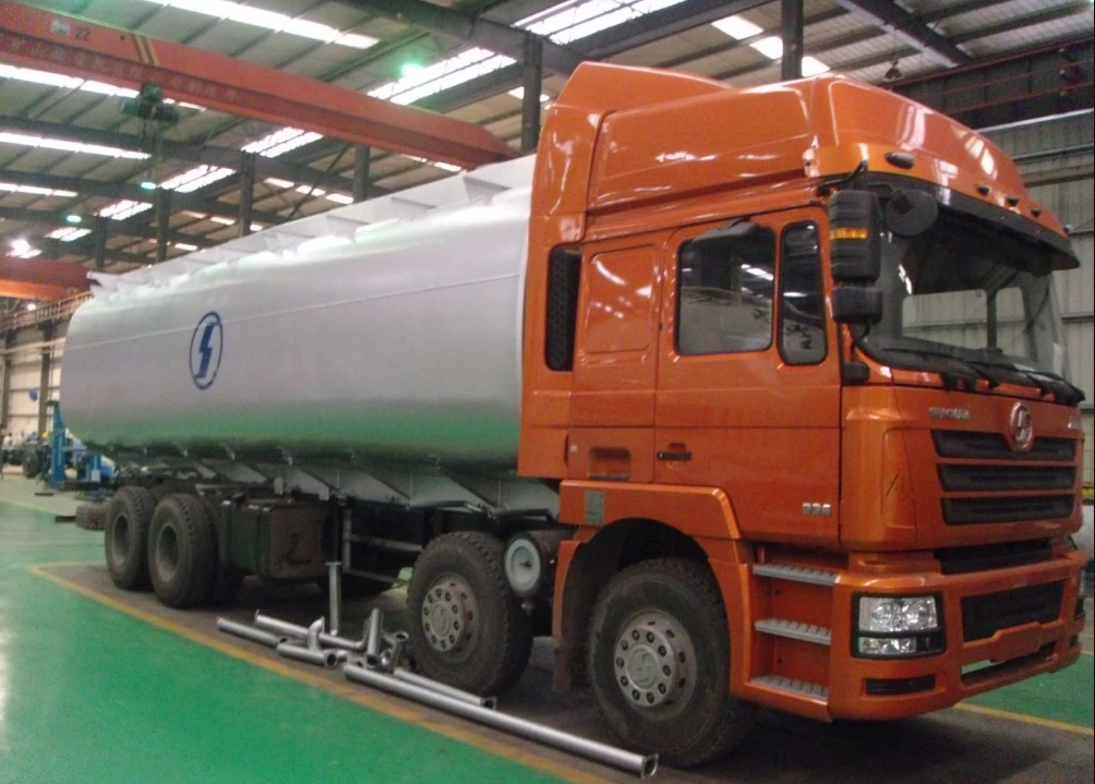 F3000 Camion-citerne à pétrole 8x4