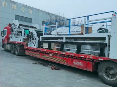 The new carding machine has arrived at the factory workshop and is about to be put into production. 