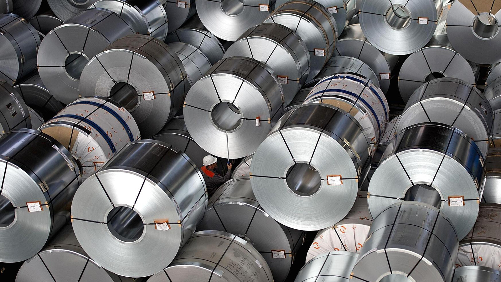 Well-equipped production lines and advanced control systems work together to make sure all the stainless steel products we made are in line with the national standards.