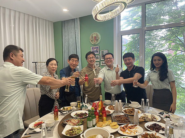 客户合影 (12).jpg