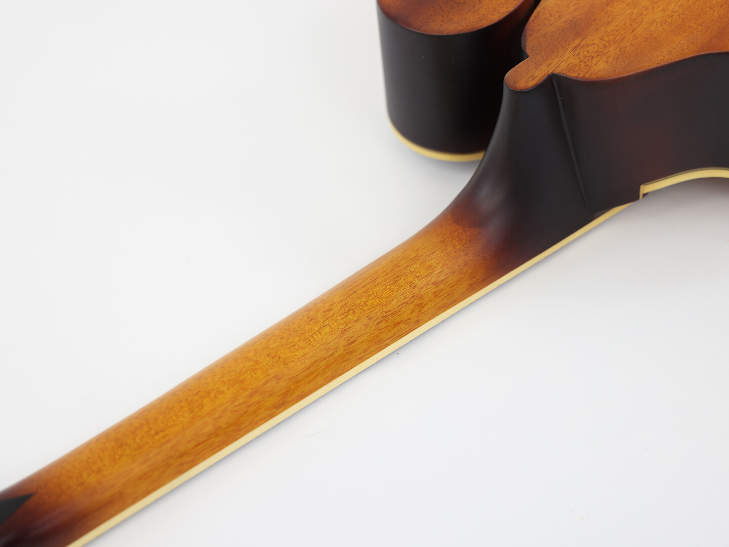 Mandoline Afanti Tabacco Burst Table en épicéa massif Corps en acajou Octave en fa