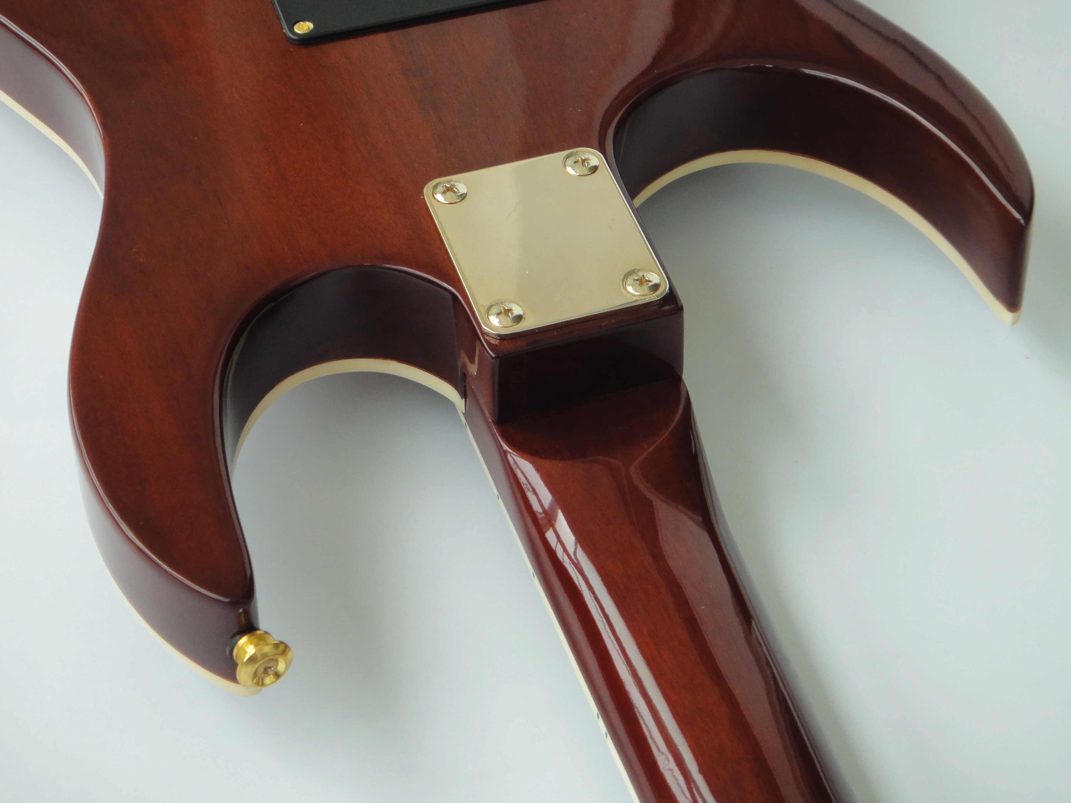 Afanti Mahogany Body with Brown Quilted Maple Veneer Electric Guitar (Guitare électrique Afanti en acajou avec placage en érable piqué)