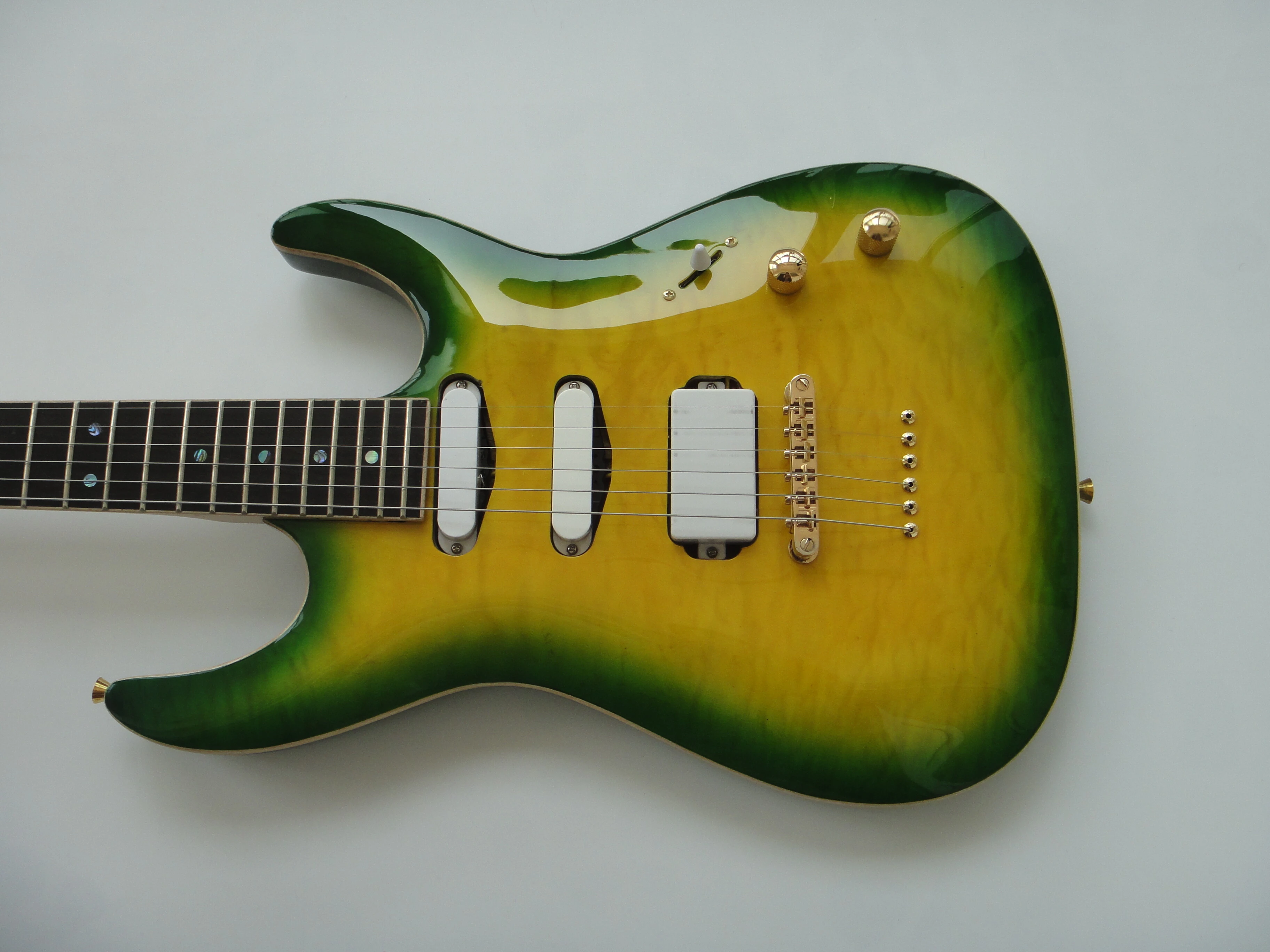 Afanti Mahogany avec placage d'érable flammé sur la table et le dos Guitare électrique