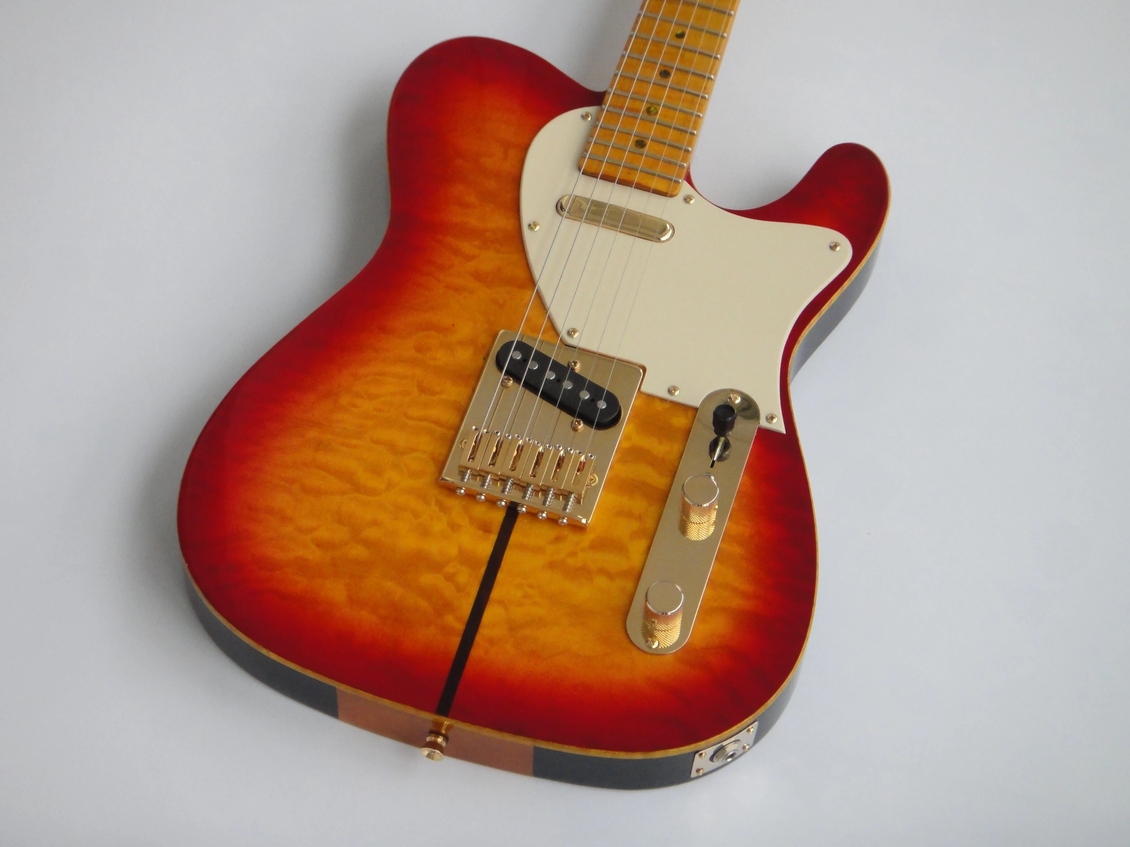 Guitare électro-acoustique Afanti sur-mesure en corps acajou avec placage érable piqué