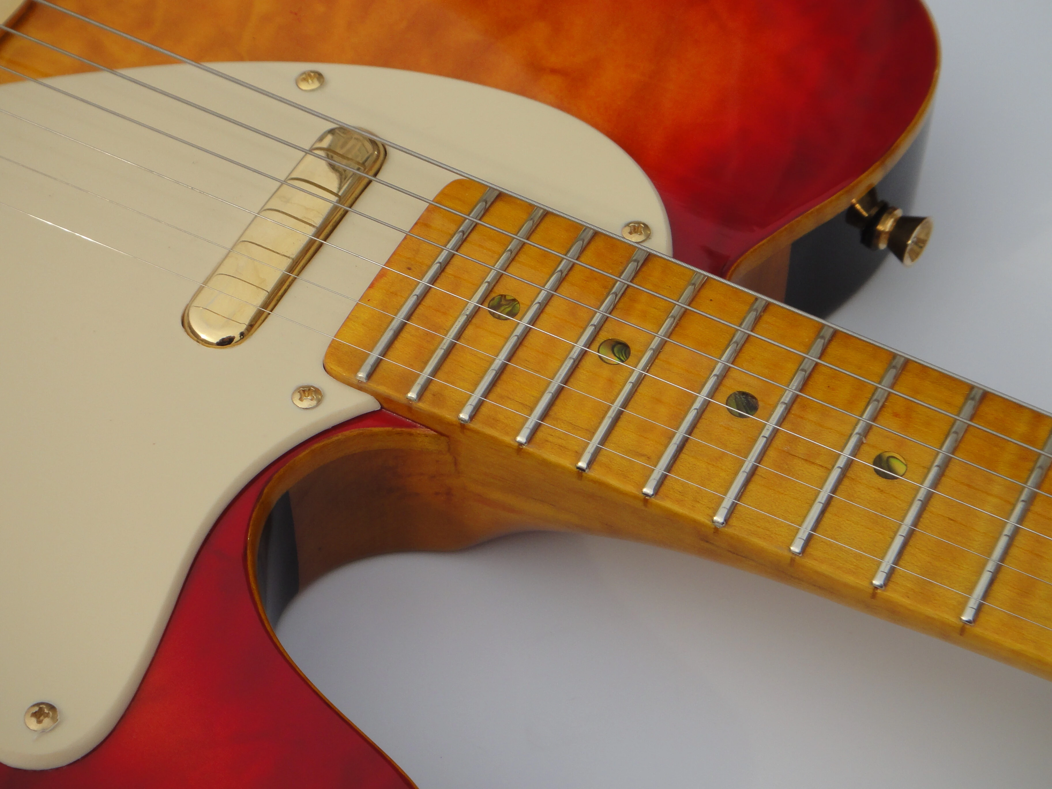 Guitare électro-acoustique Afanti sur-mesure en corps acajou avec placage érable piqué