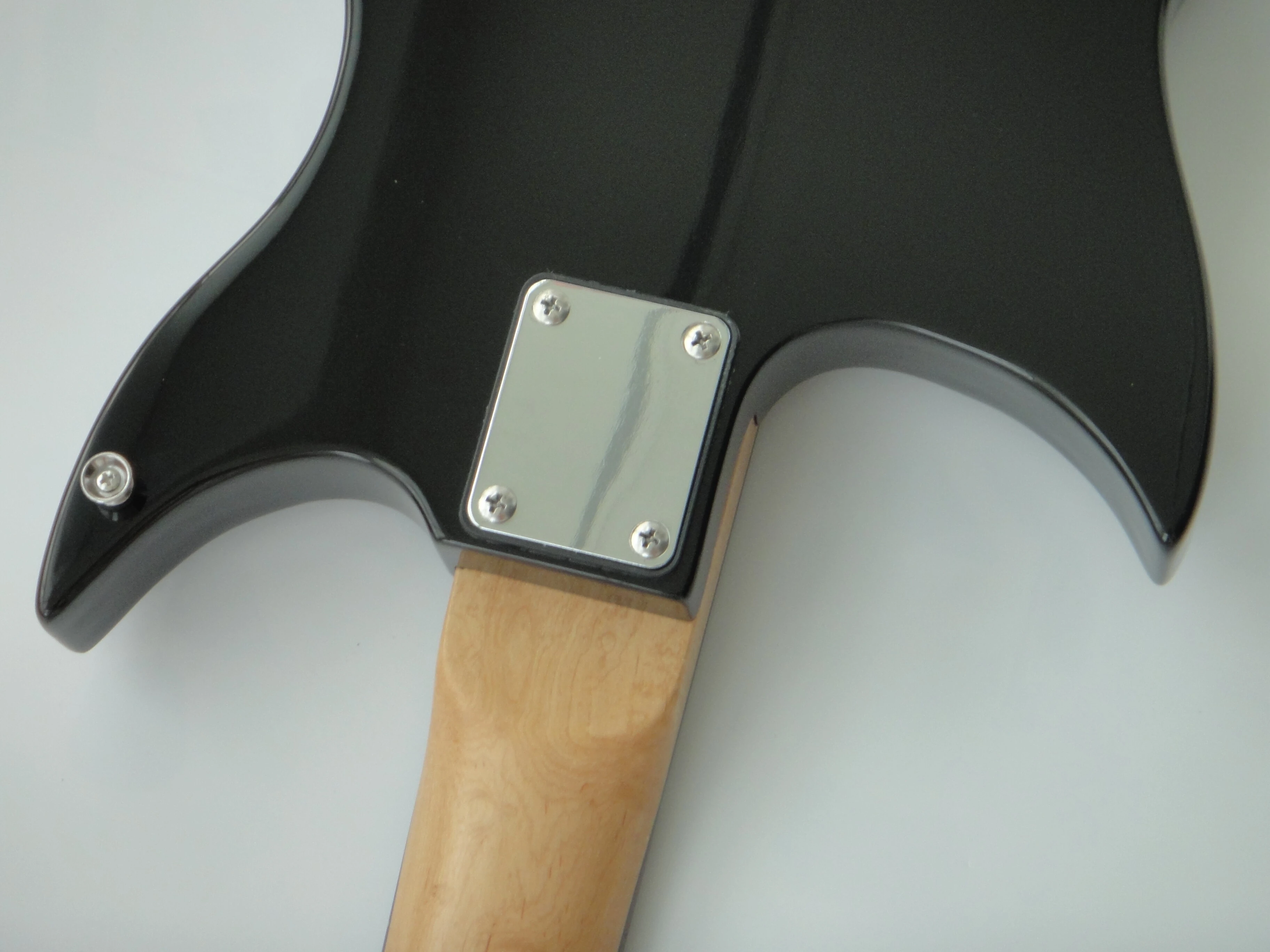 Guitare électrique Afanti avec touche en palissandre fond noir