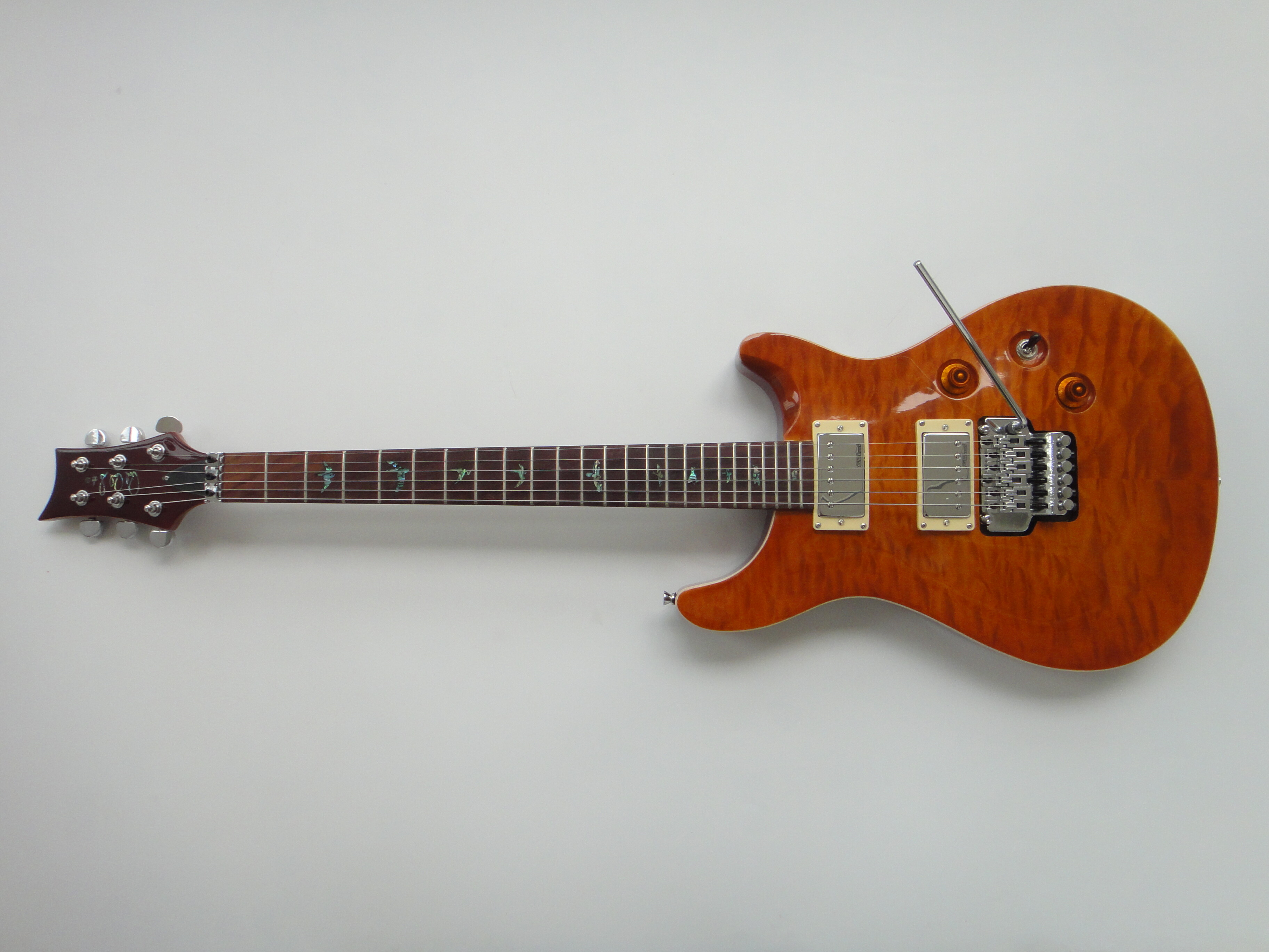 Guitare électrique Afanti en tilleul avec placage d'érable matelassé