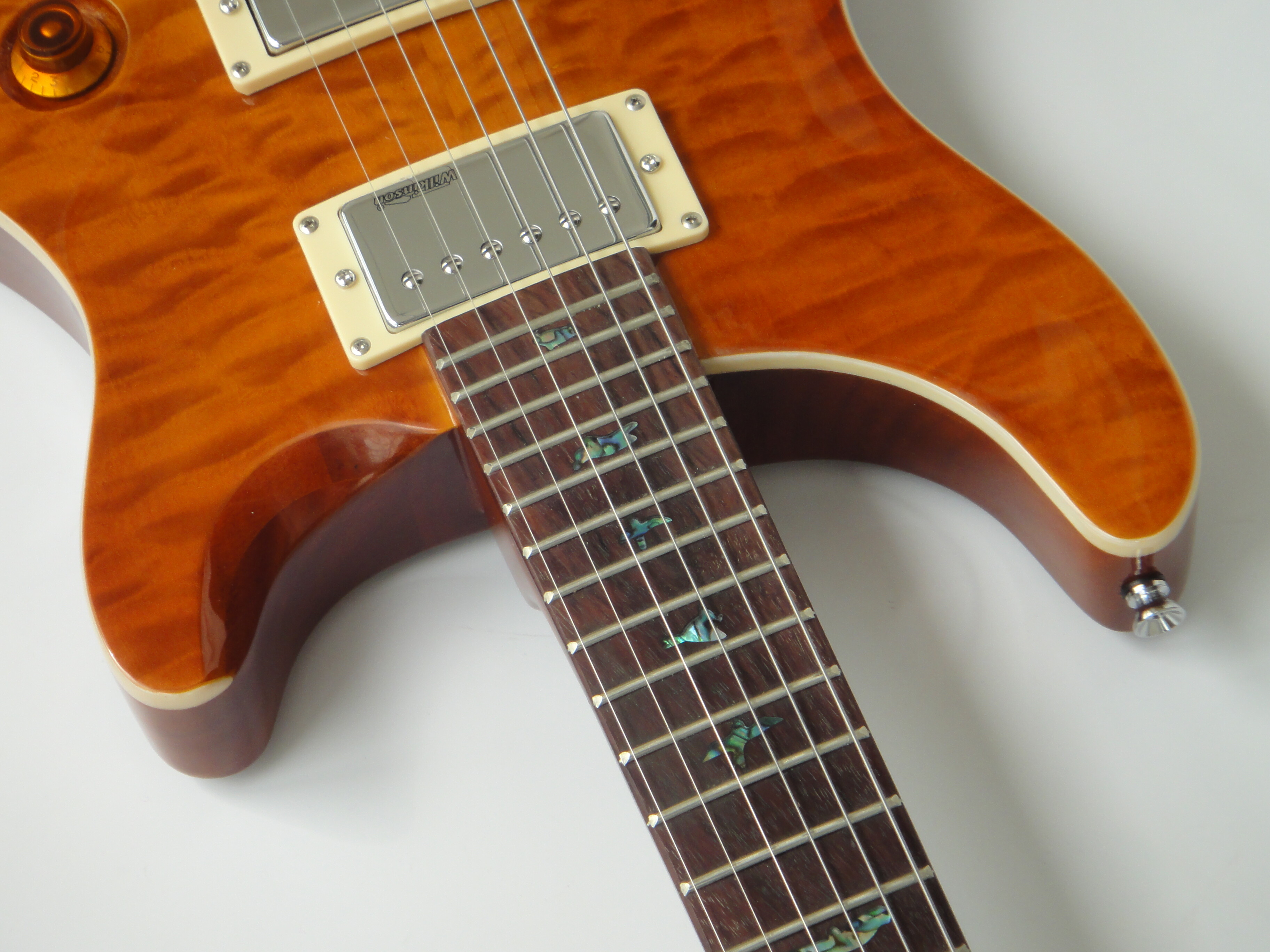 Guitare électrique Afanti en tilleul avec placage d'érable matelassé