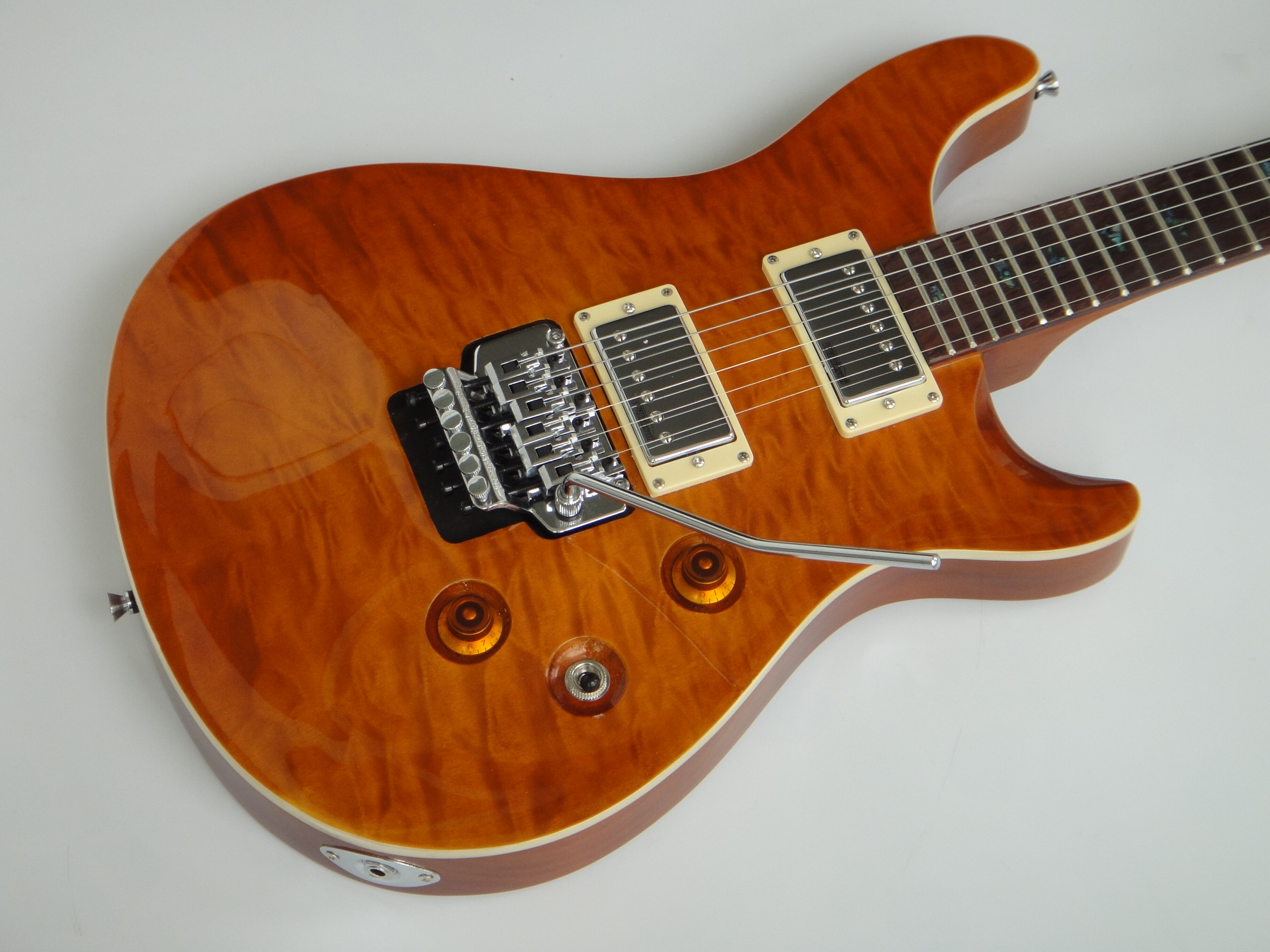 Guitare électrique Afanti en tilleul avec placage d'érable matelassé