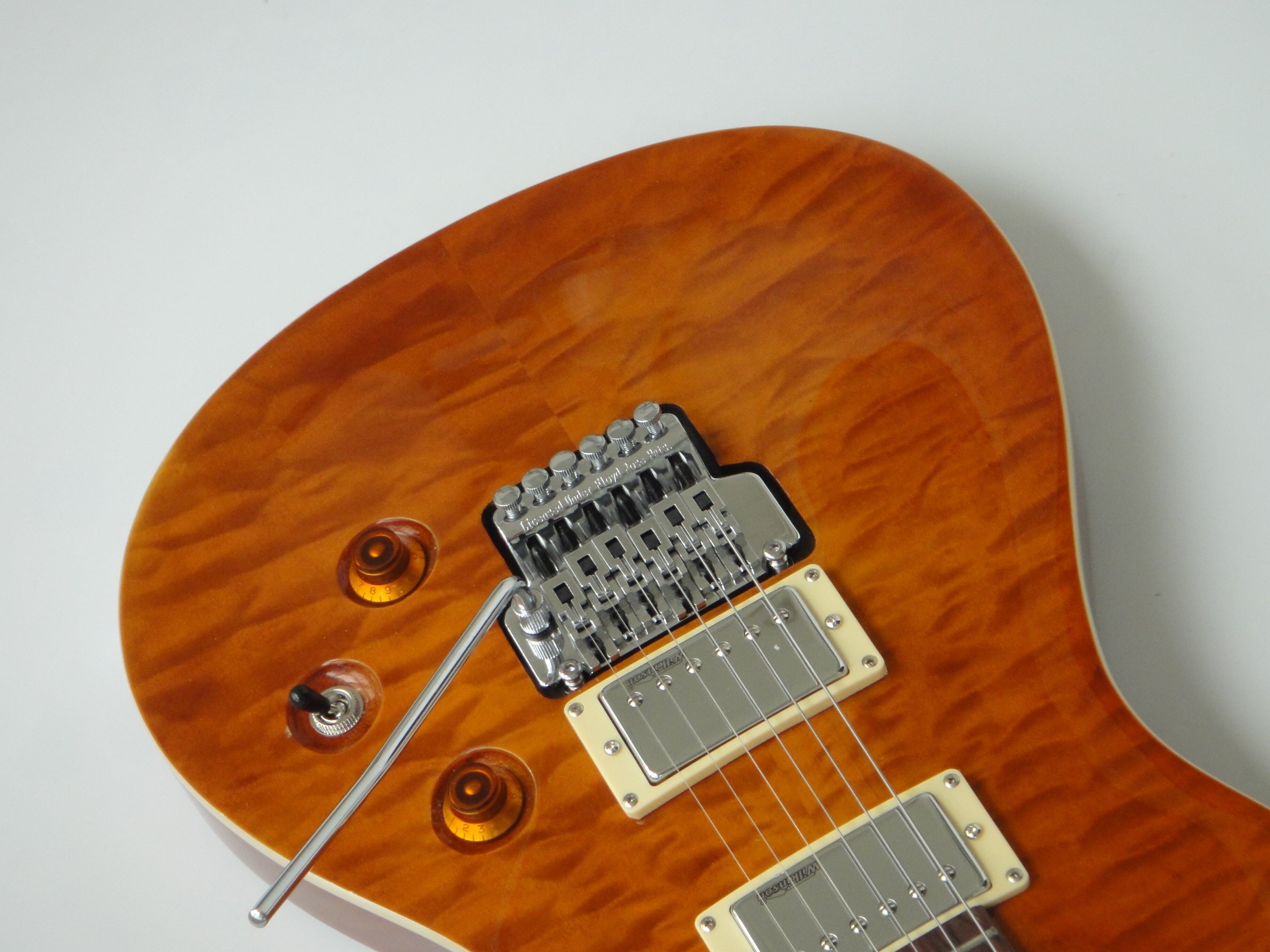 Guitare électrique Afanti en tilleul avec placage d'érable matelassé