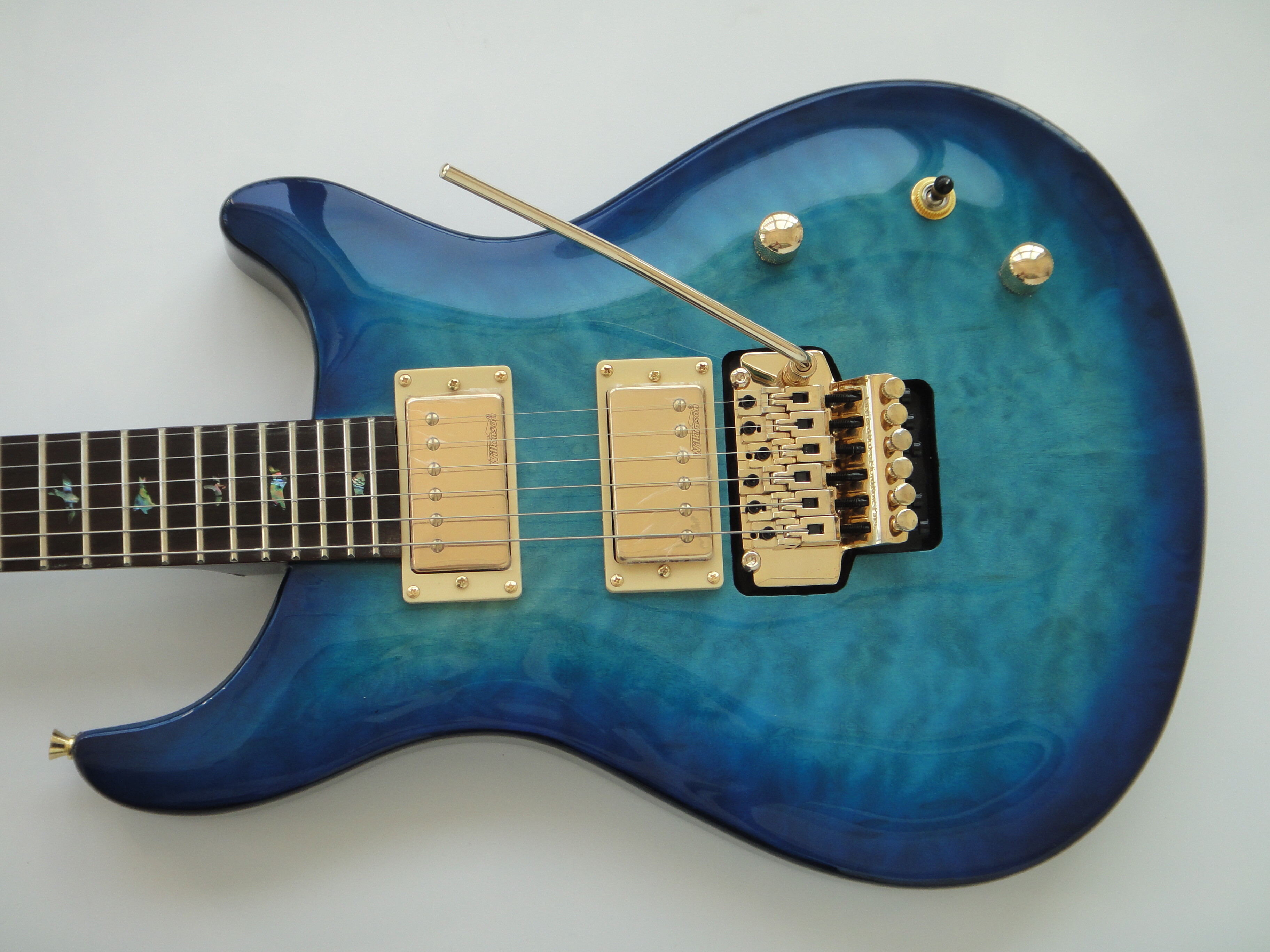 Guitare électrique Afanti en acajou avec manche en tilleul et placage d'érable matelassé