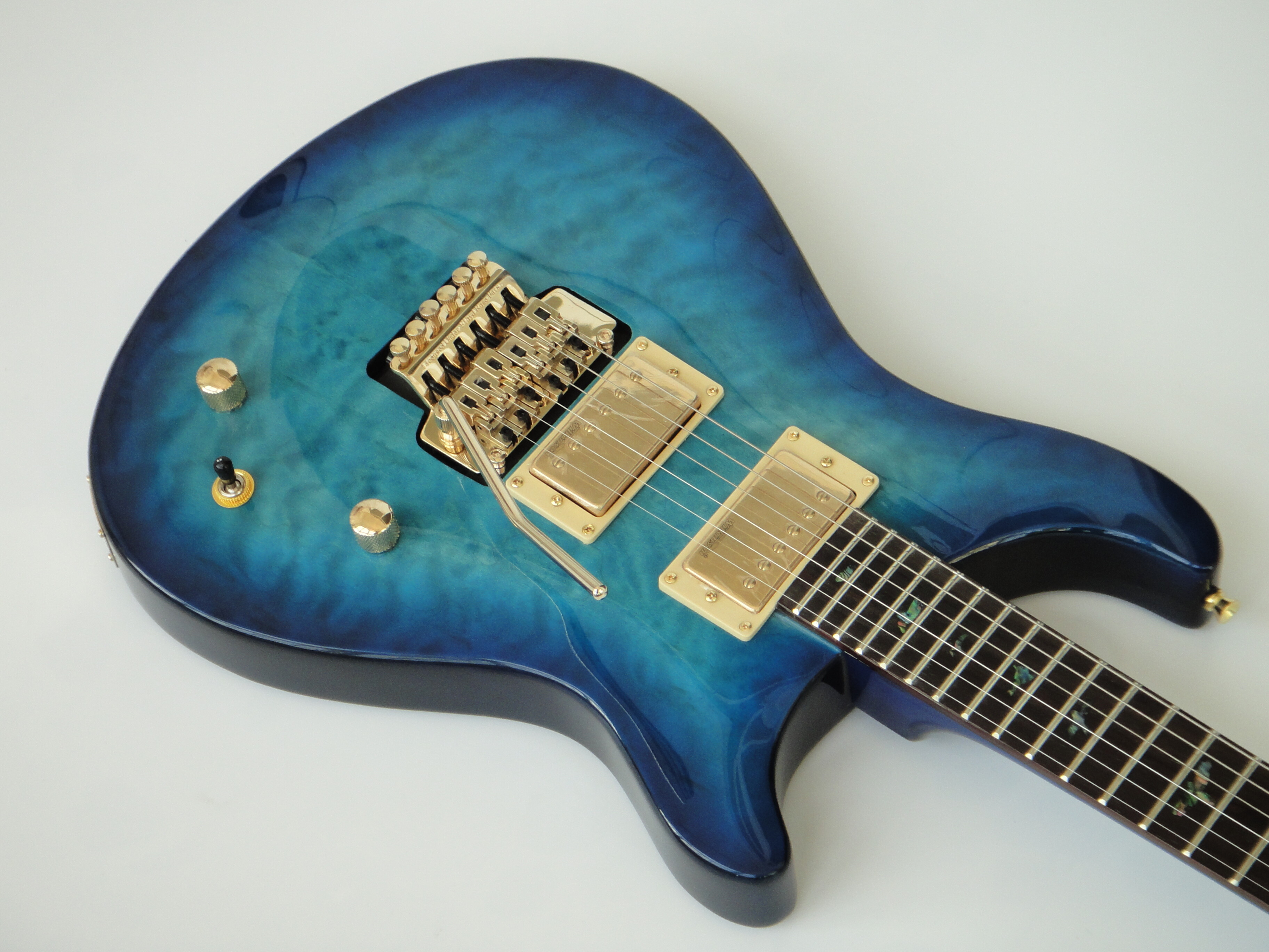 Guitare électrique Afanti en acajou avec manche en tilleul et placage d'érable matelassé