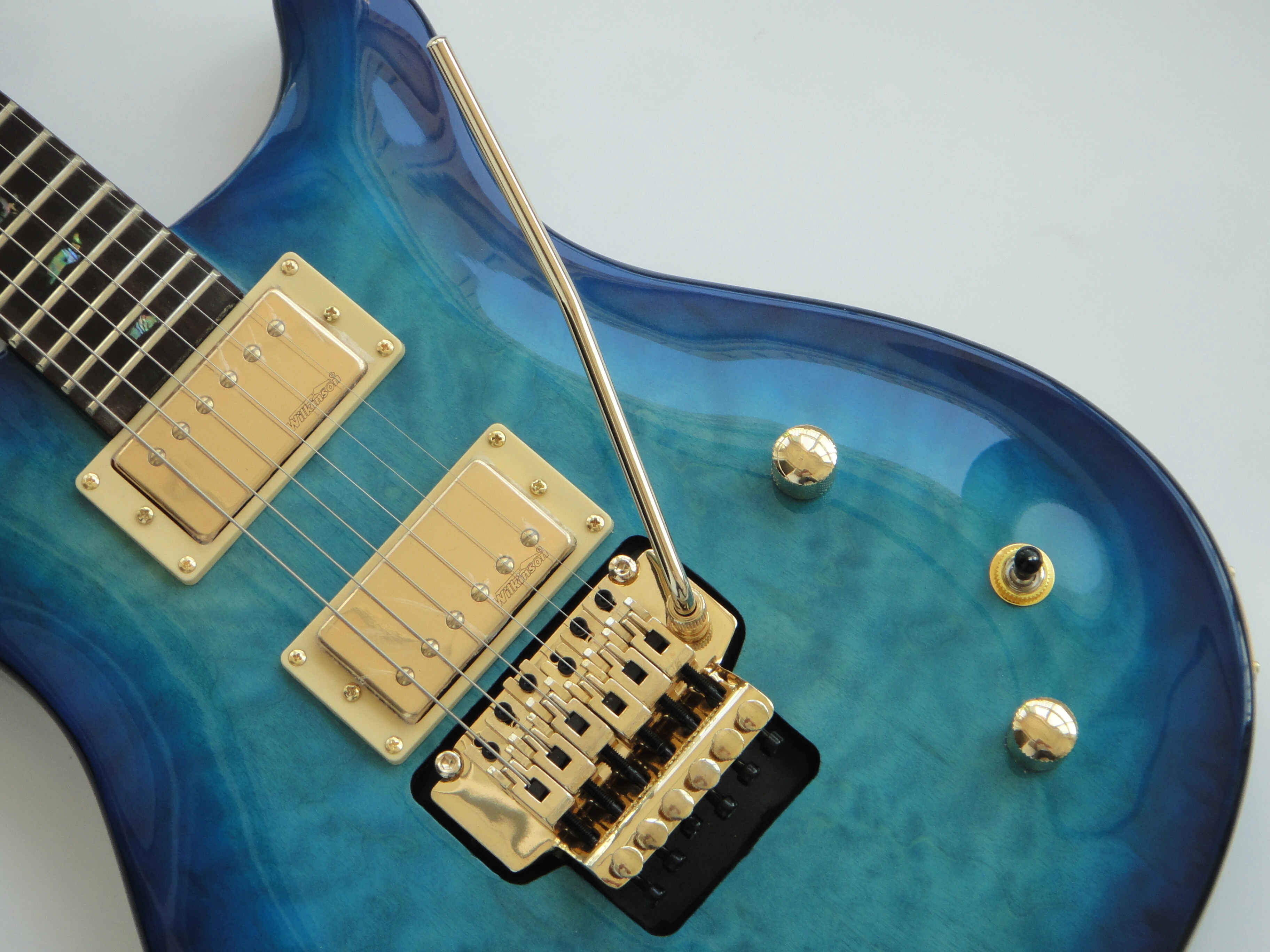 Guitare électrique Afanti en acajou avec manche en tilleul et placage d'érable matelassé