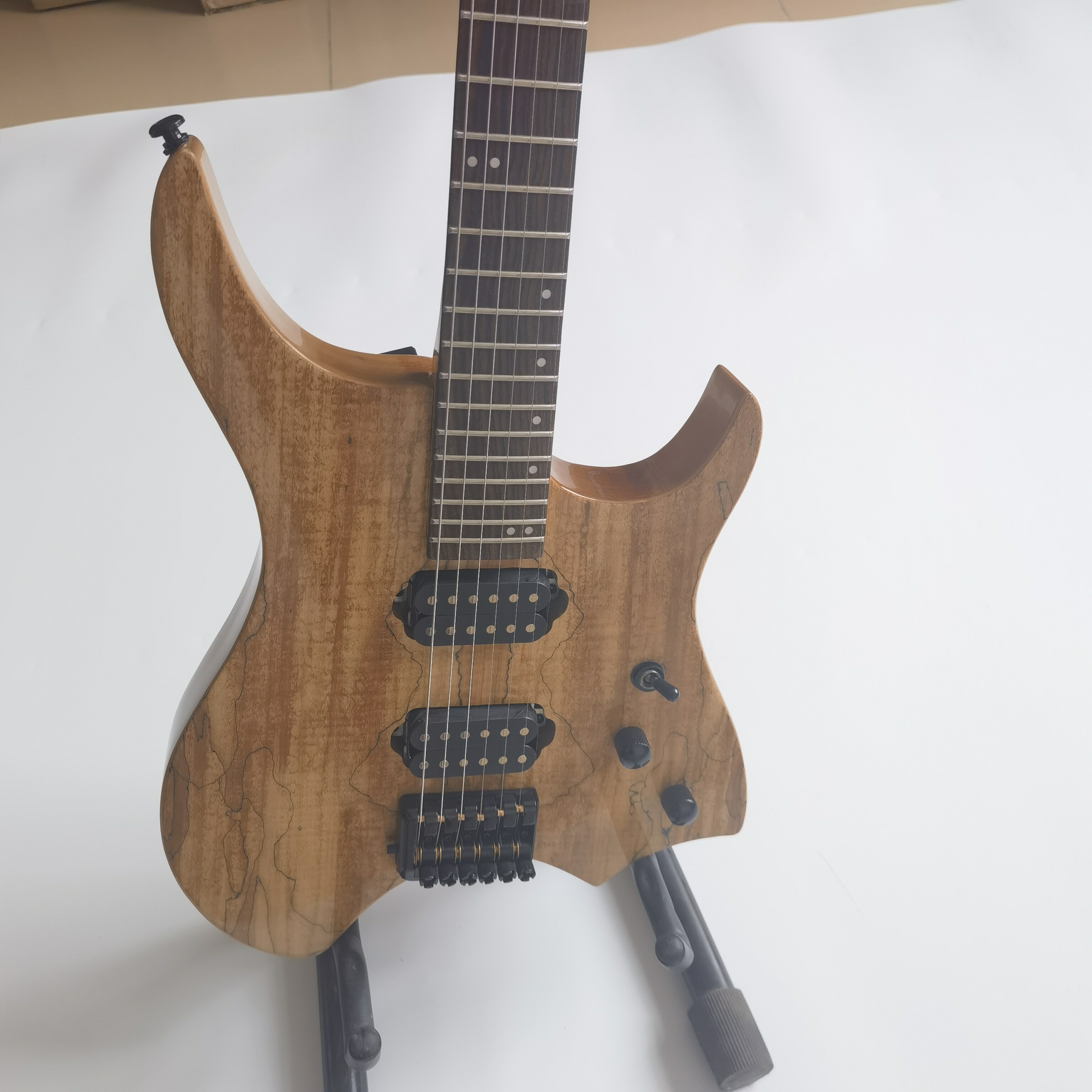 Guitare électrique sans tête en frêne avec placage d'érable spalté