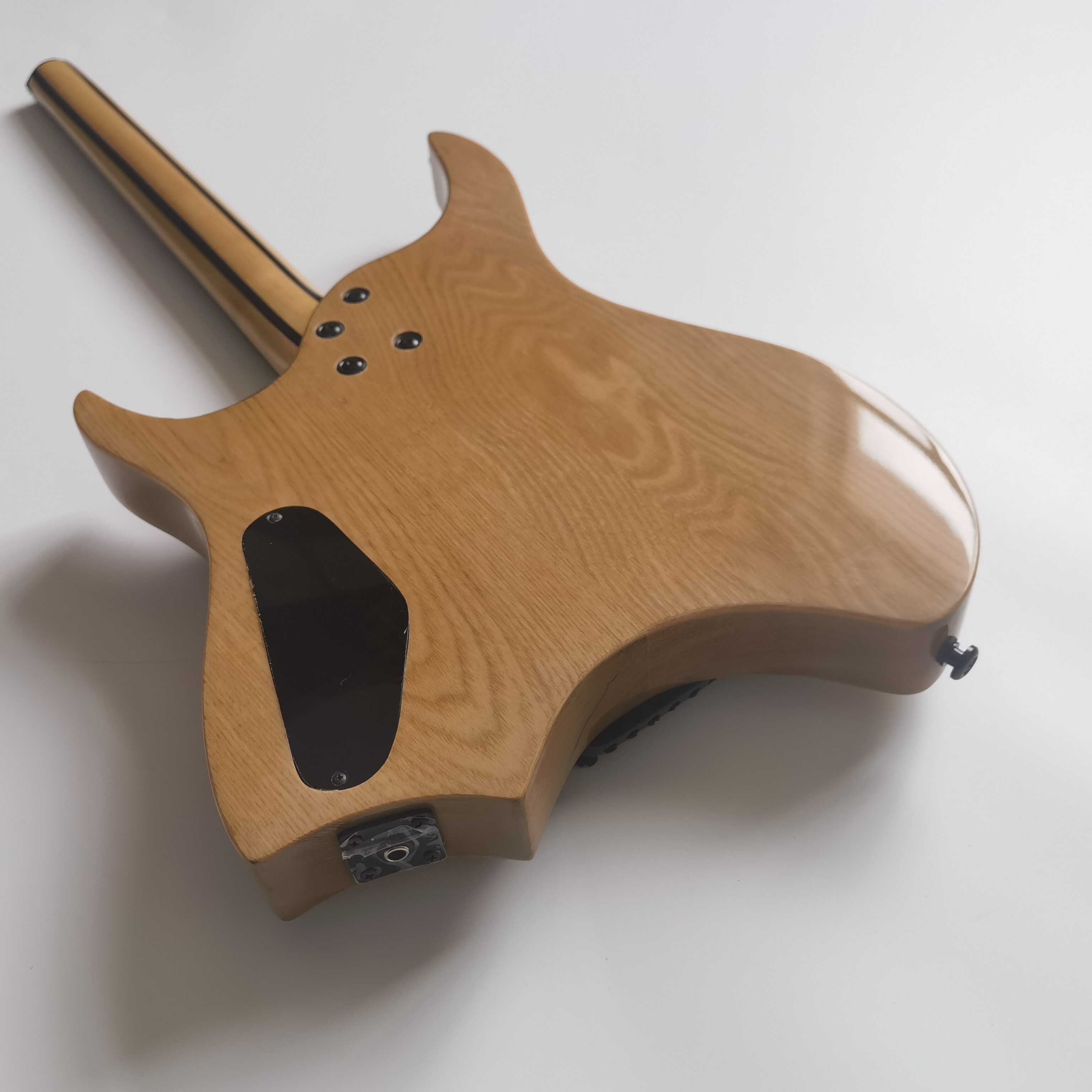 Guitare électrique sans tête en frêne avec placage d'érable spalté