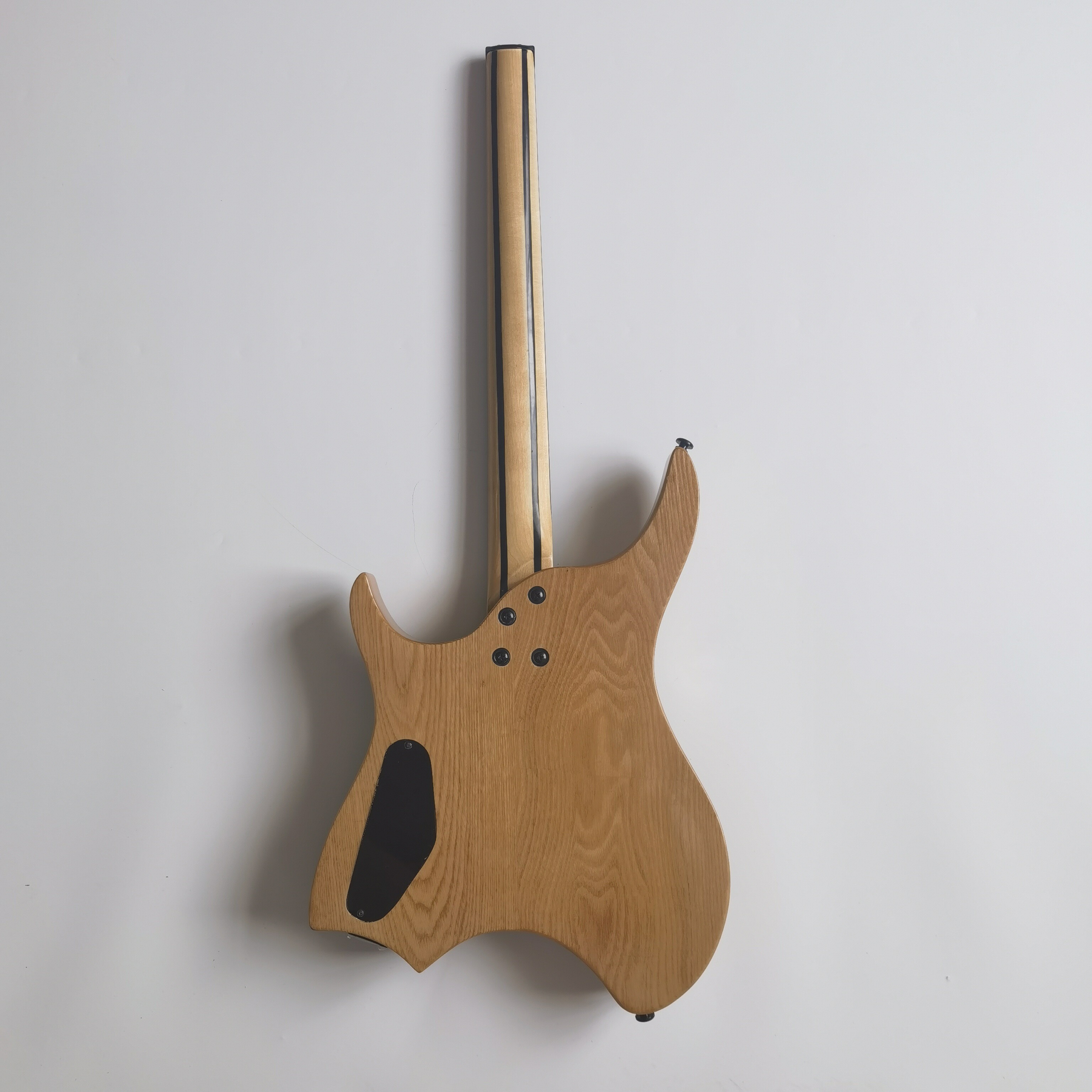 Guitare électrique sans tête en frêne avec placage d'érable spalté