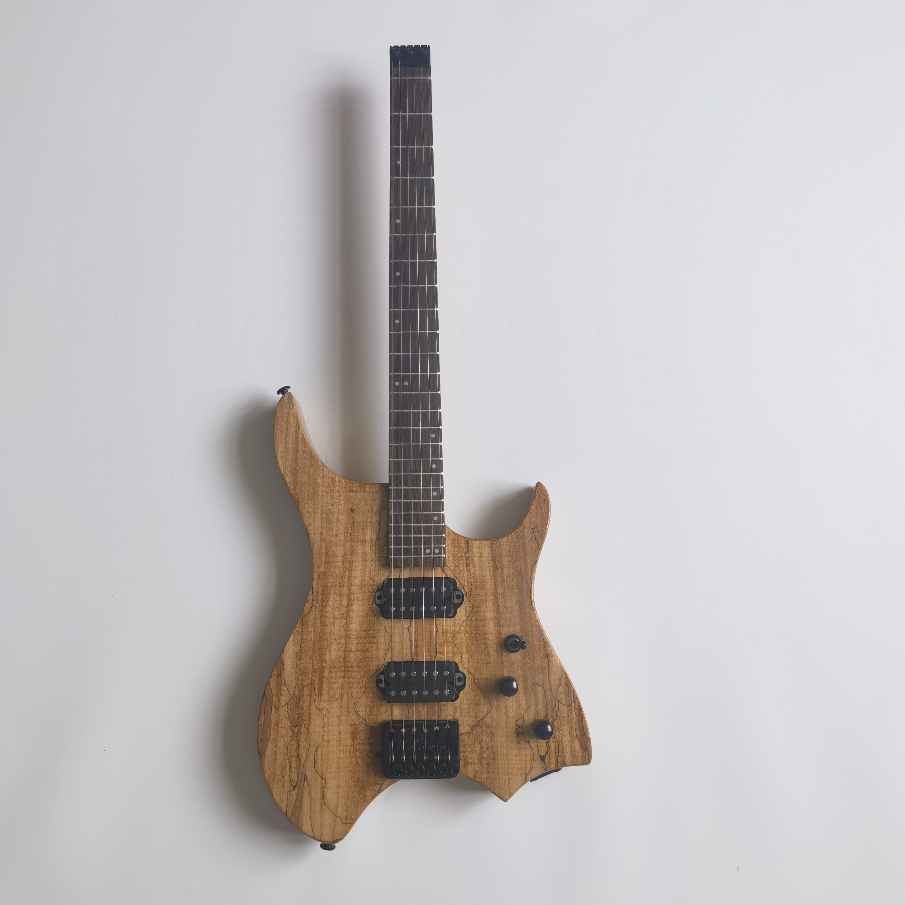 Guitare électrique sans tête en frêne avec placage d'érable spalté