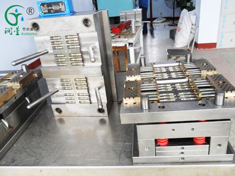 Moule à compte-gouttes cylindrique incrusté