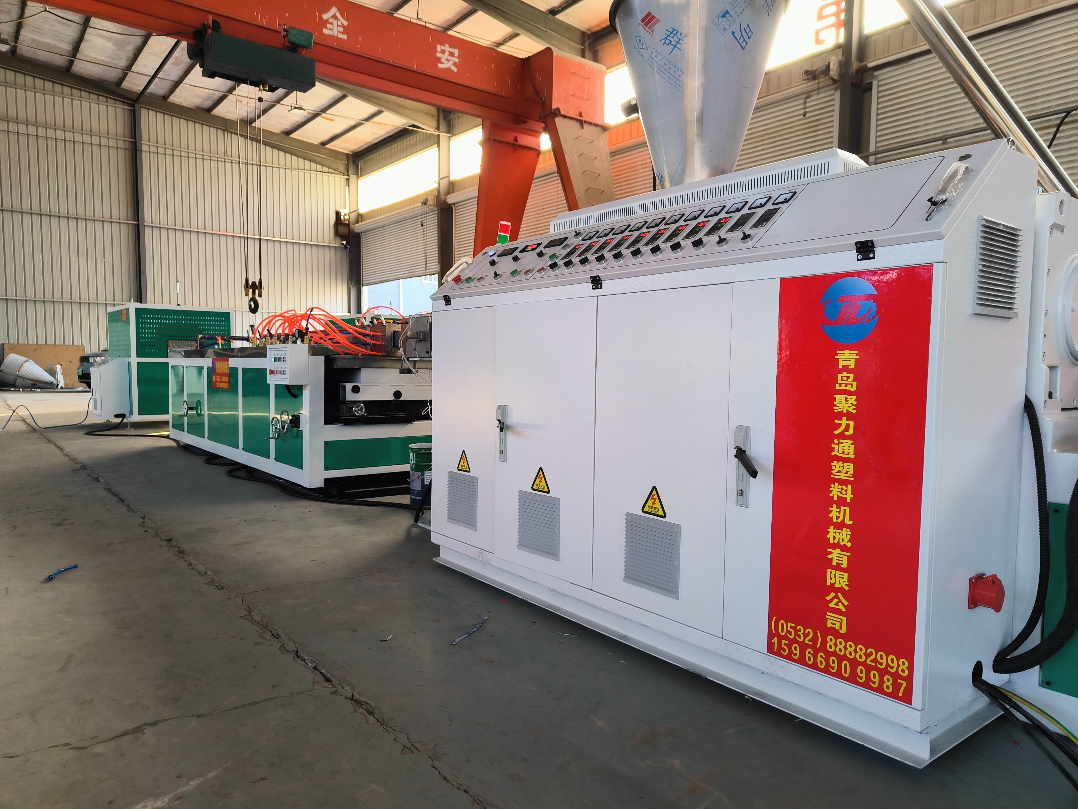 The PE wood-plastic production line has been successfully started up. The PE wood-plastic production line has been successfully started up.