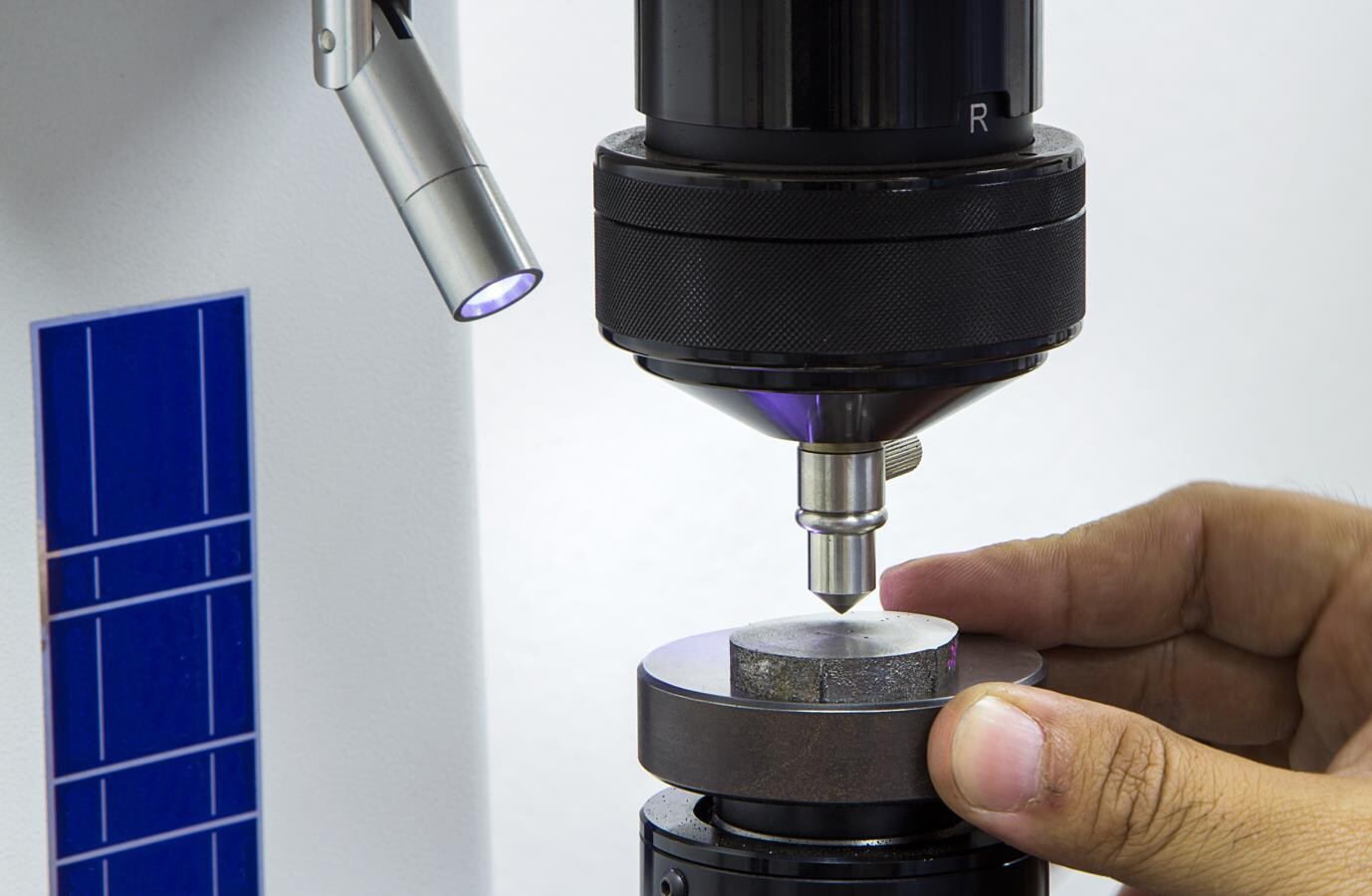 How to choose a suitable Rockwell hardness tester based on the hardness of the material?