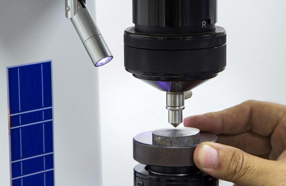 How to choose a suitable Rockwell hardness tester based on the hardness of the material?