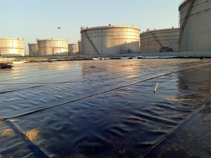Shandong Hongyue proporciona soluciones avanzadas de geomembrana para el proyecto antifiltración del fondo de tanques de almacenamiento de petróleo  Shandong Hongyue proporciona soluciones avanzadas de geomembrana para el proyecto antifiltración del fondo de tanques de almacenamiento de petróleo