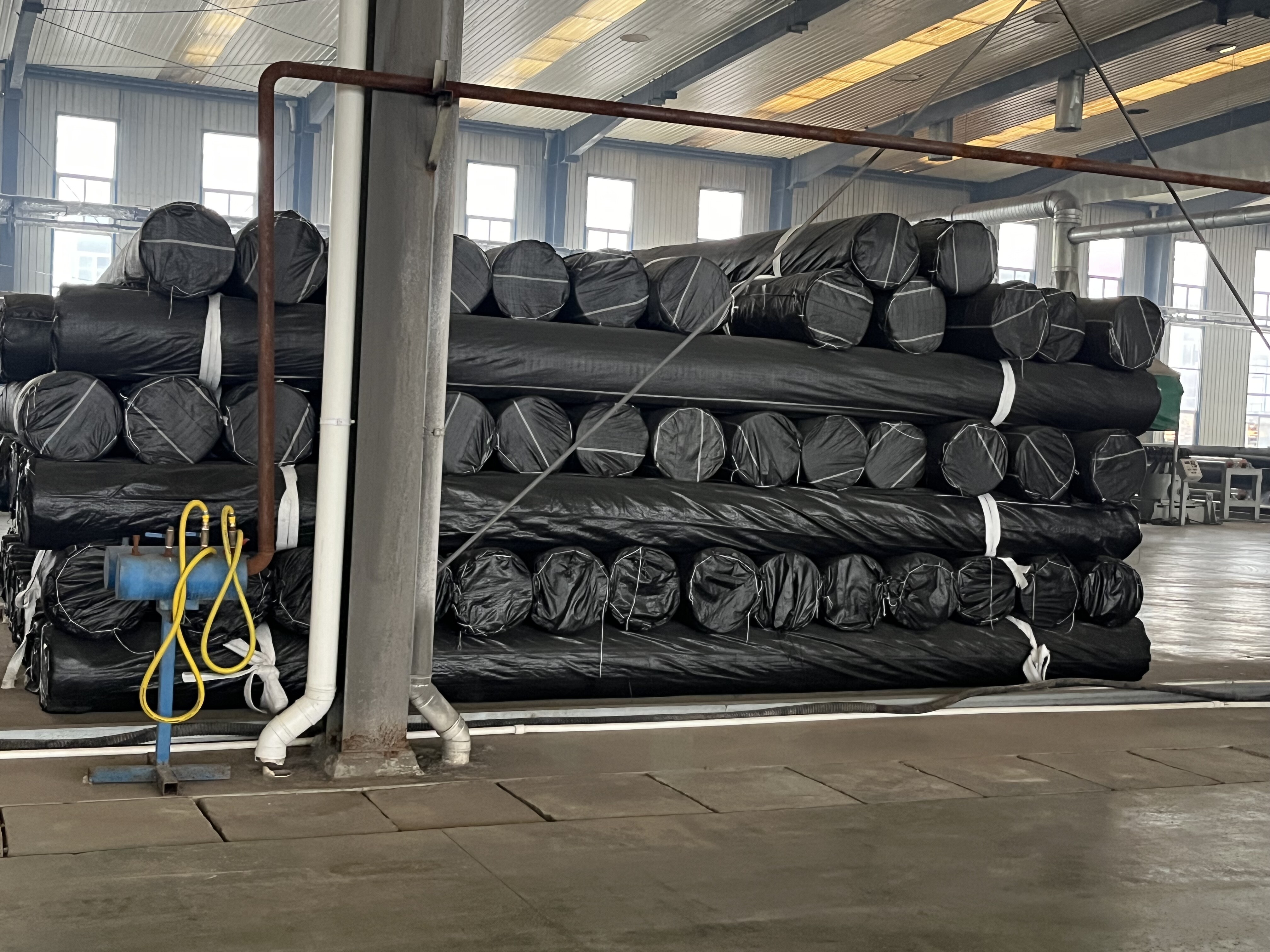 Soluciones de geomembrana a medida para la fase II del vertedero de Chifeng: geomembranas ignífugas, geomembranas de doble rugosidad y doble lisura, mantas impermeables de geotextil de drenaje compuesto