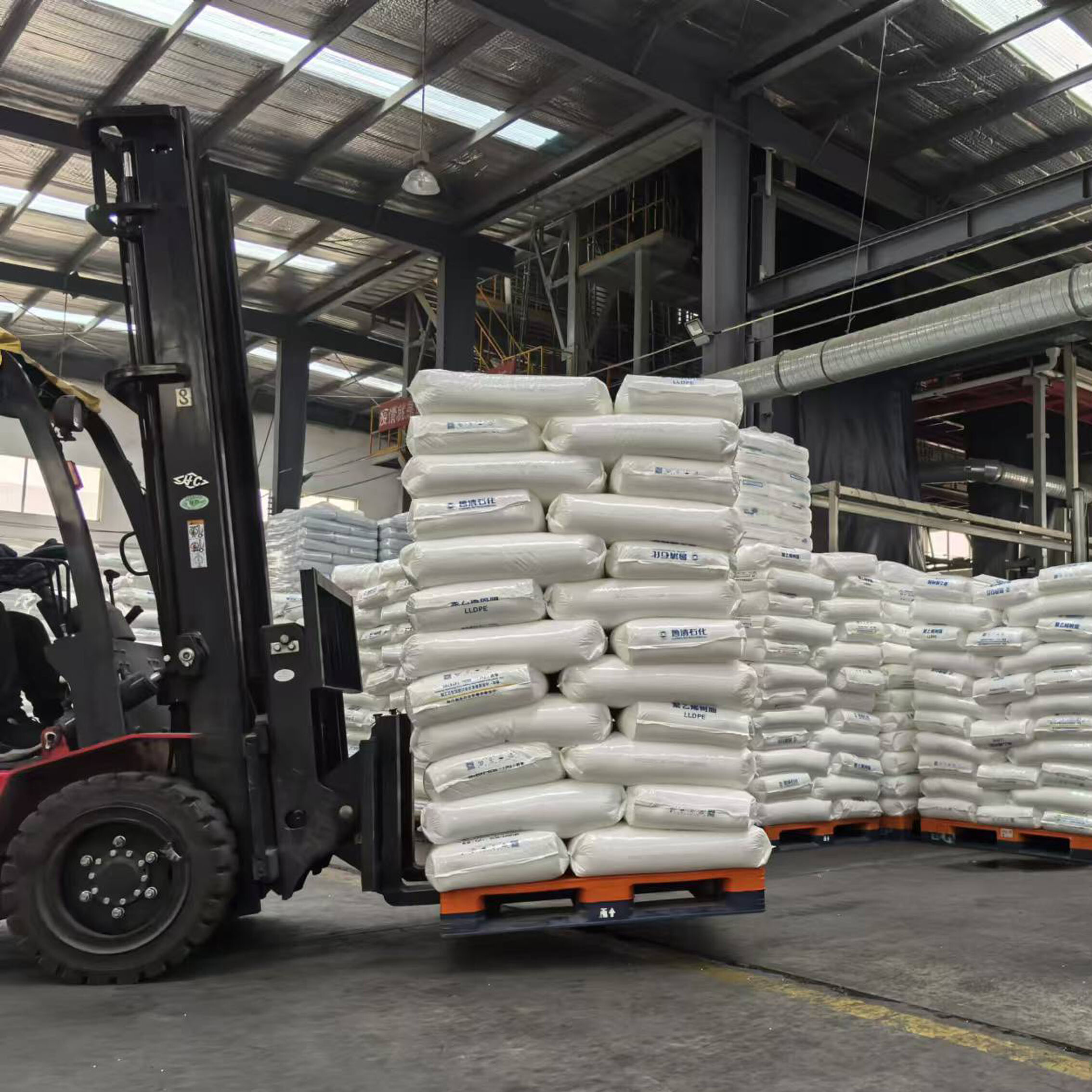 غشاء أرضي مركب من الألياف القصيرة