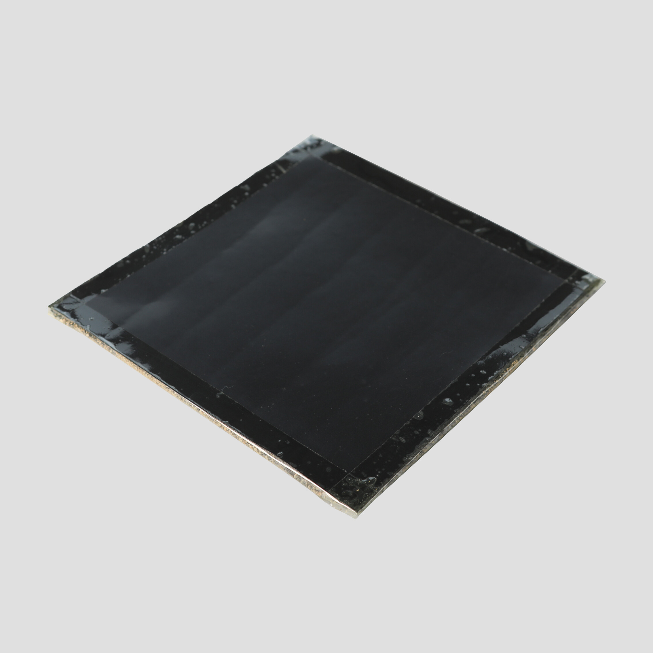 بطانة من الطين الصناعي مع غشاء أرضي من البولي إيثيلين عالي الكثافة