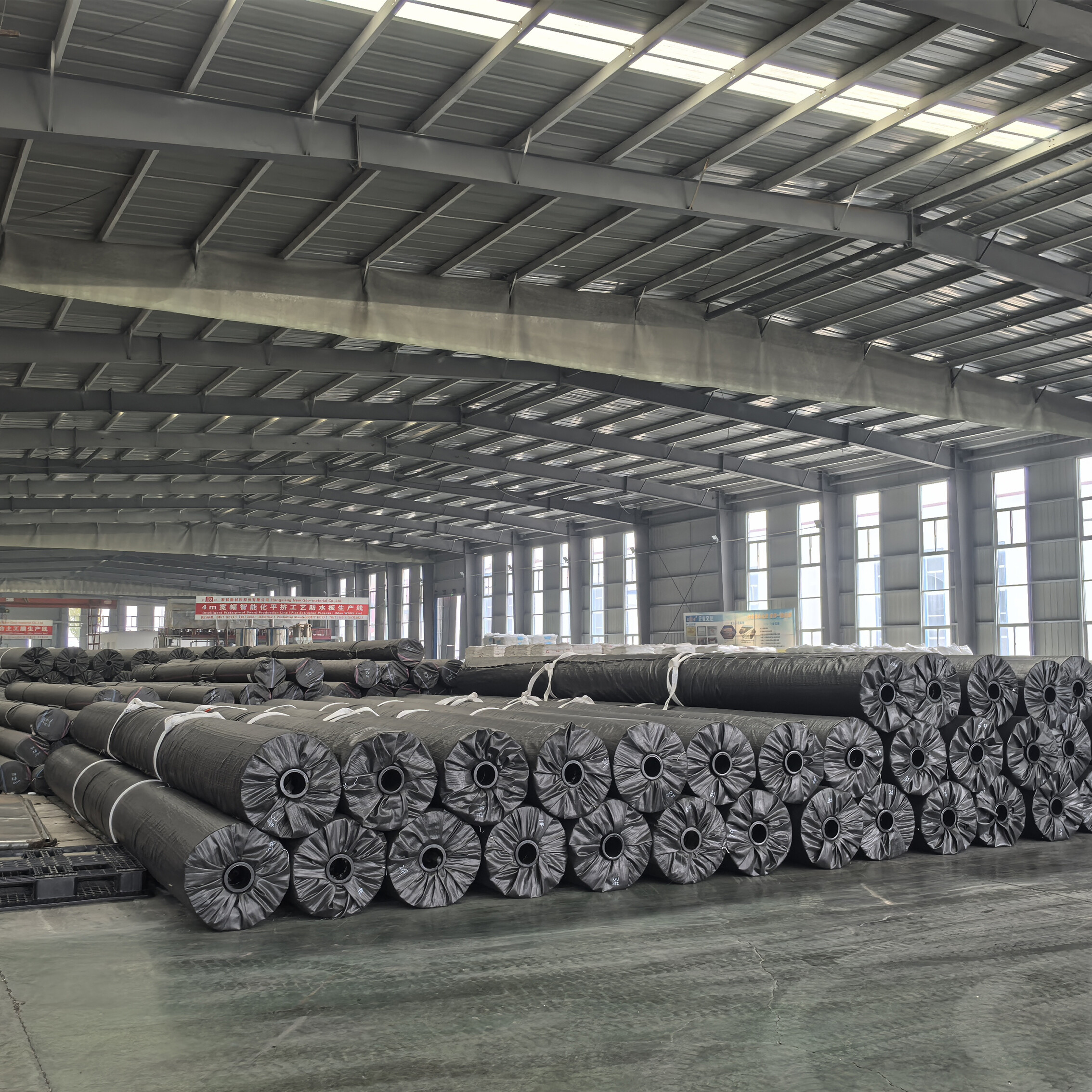 بطانة من الطين الصناعي مع غشاء أرضي من البولي إيثيلين عالي الكثافة