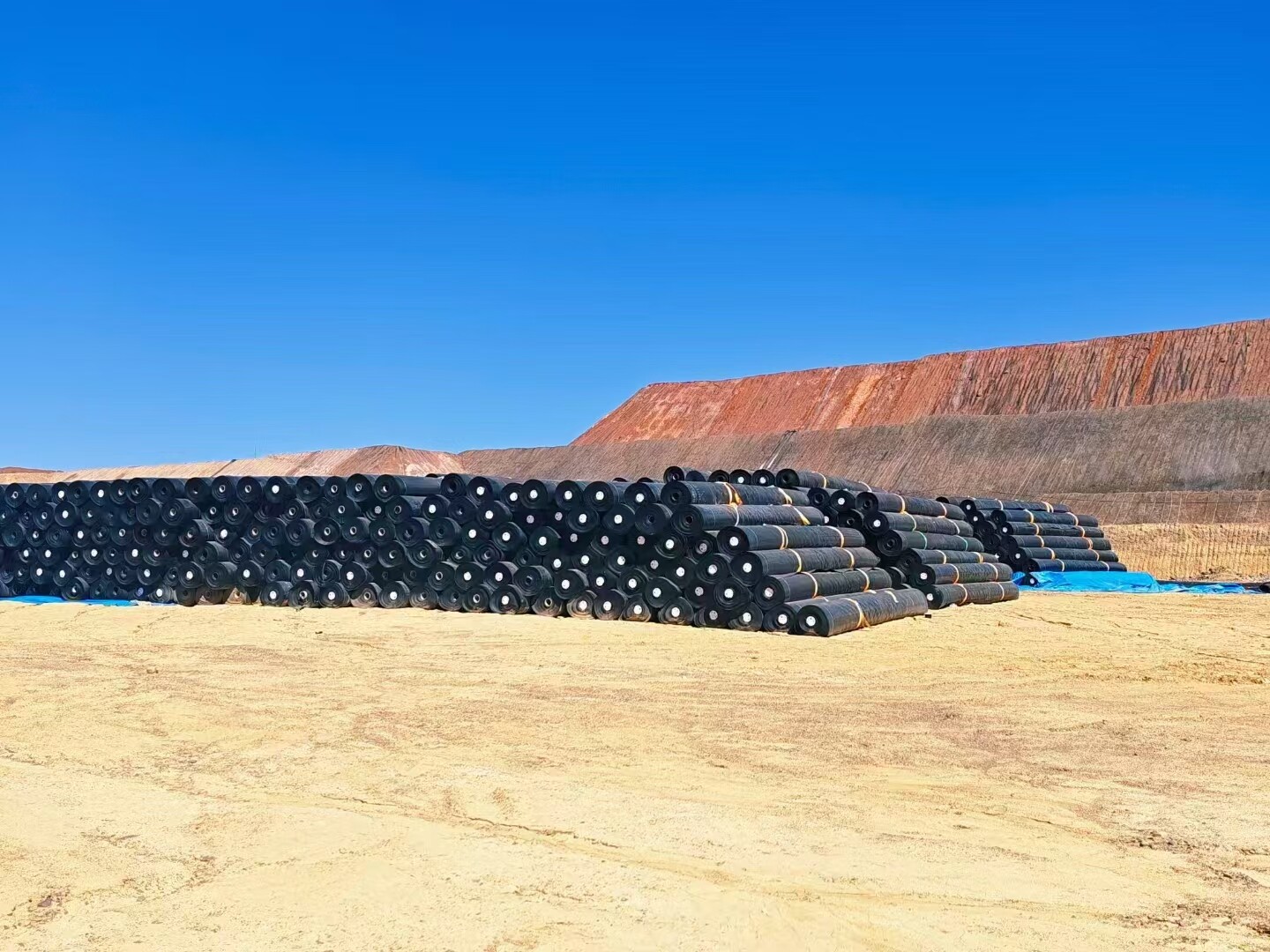 Geomembrana texturizada de PEAD HONGYUE de 150.000 m² para o projeto de energia da Chevron na Arábia Saudita