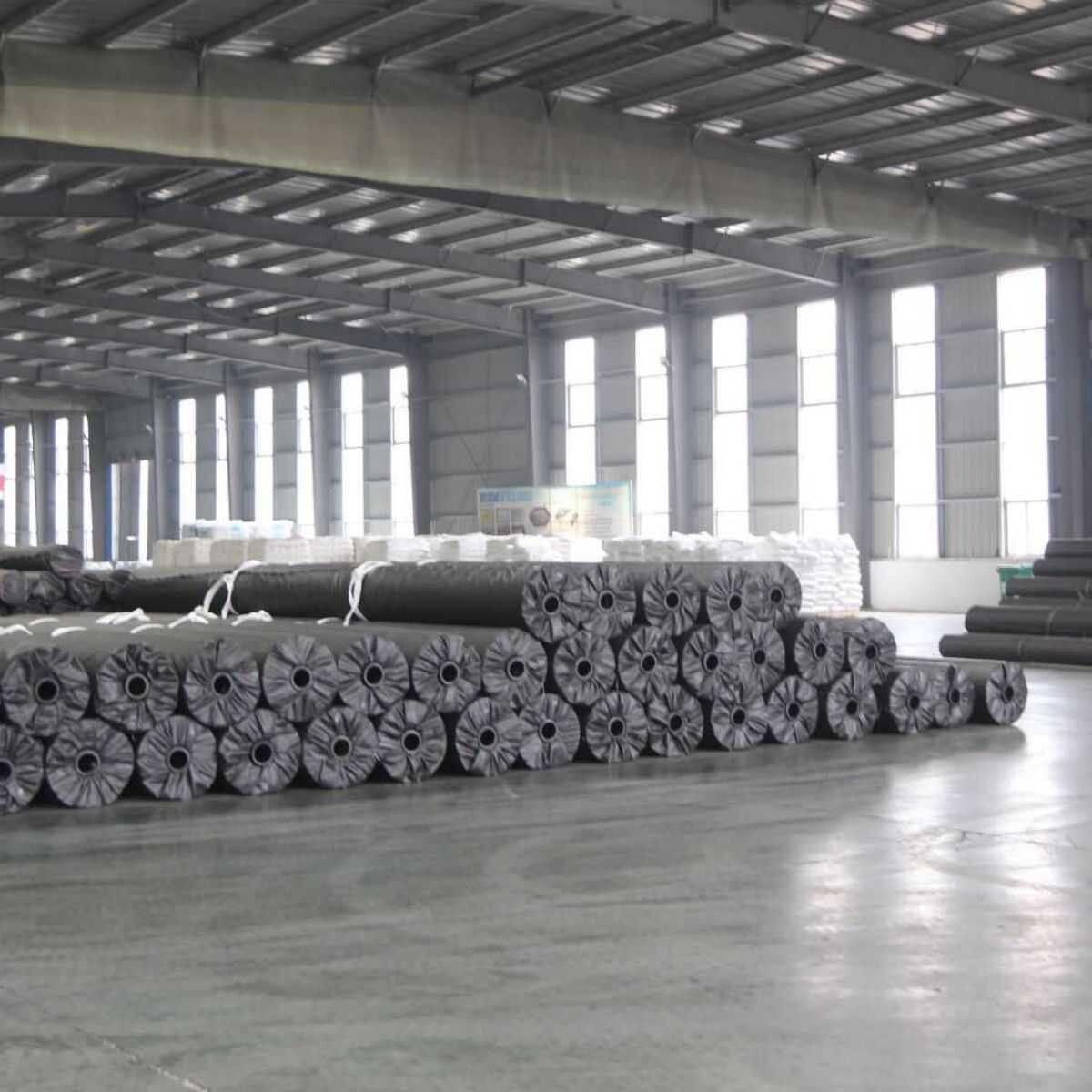 Placa de drenagem com armazenamento de água