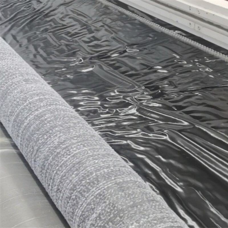 Couverture imperméable en bentonite enduite