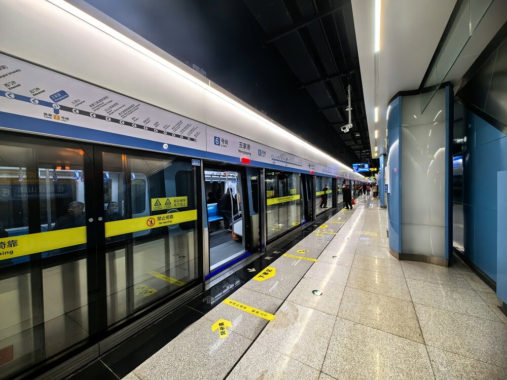 Metro platform screen door