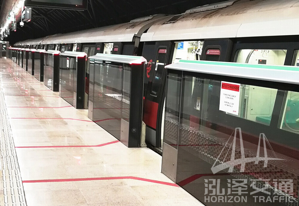Automatic platform screen door for bus station