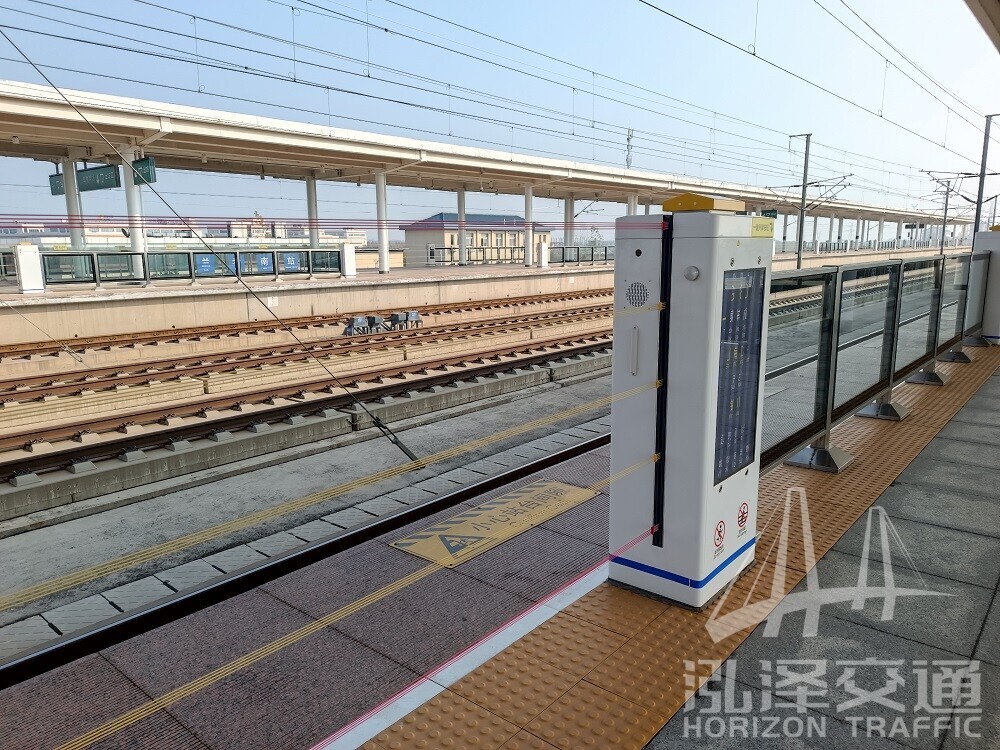 Metro platform vertical opening rope screen door