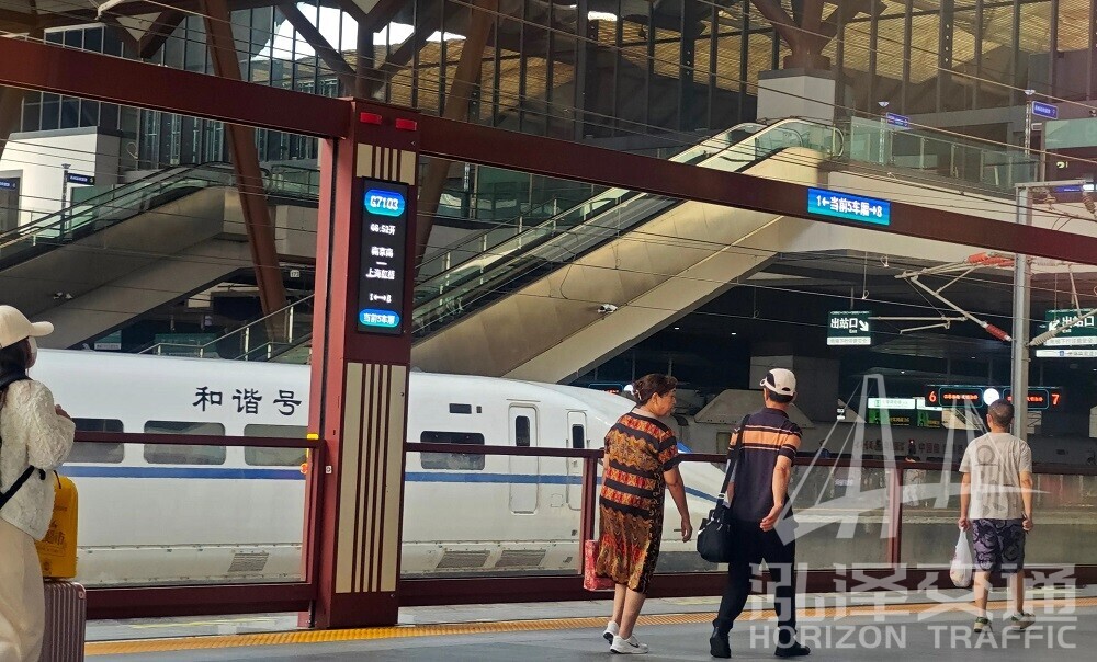 Liftable platform safety gate Liftable platform safety gate