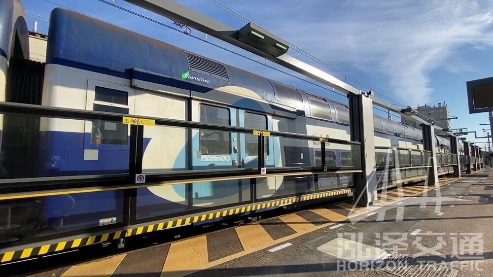 Platform edge safety barrier gate