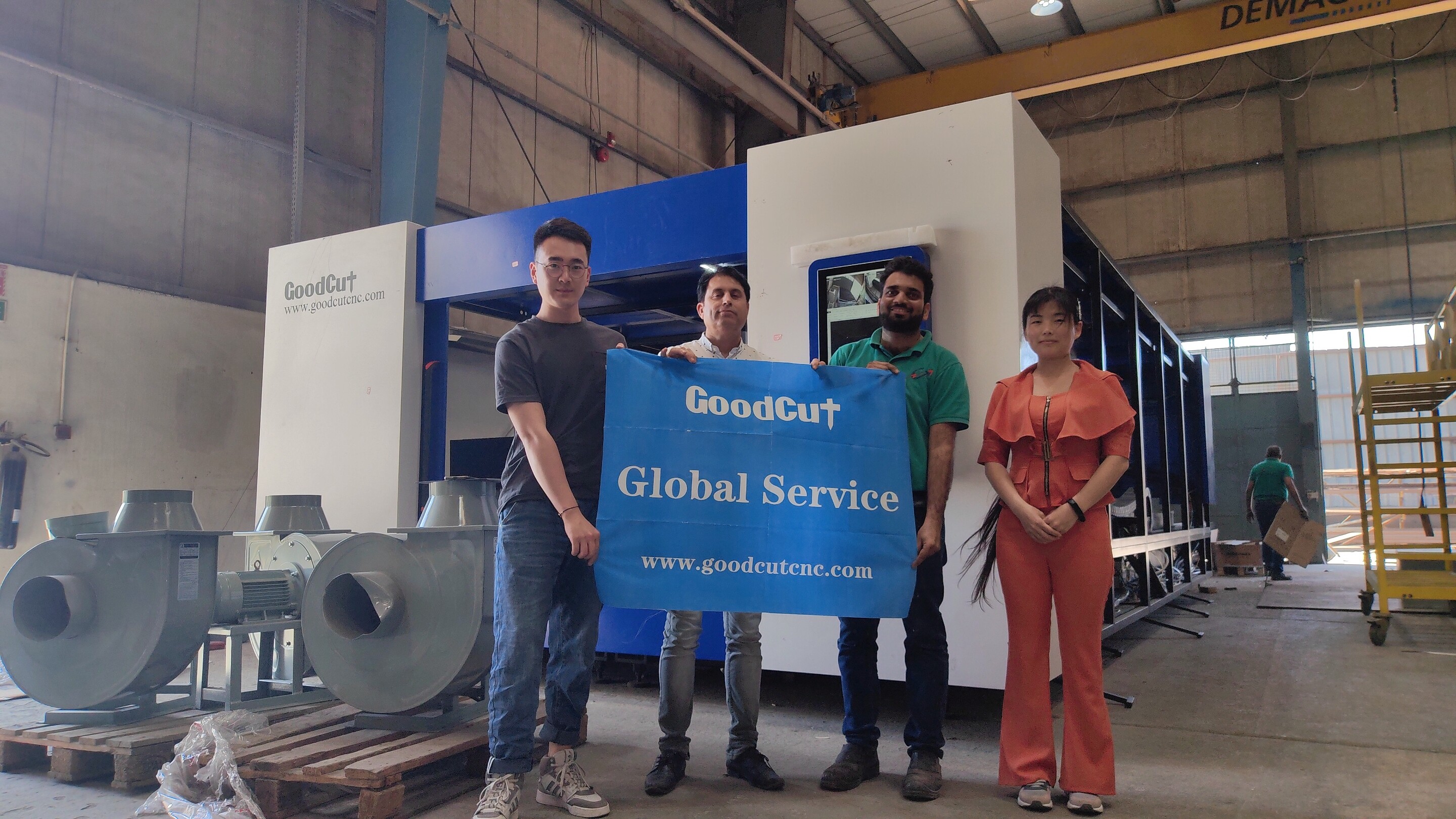 GoodCut Engineer Go To UAE Help Customer Install Machine and Make Training