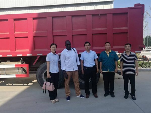 Senegal customer come to order SINOTRUCKDumper truck.jpg