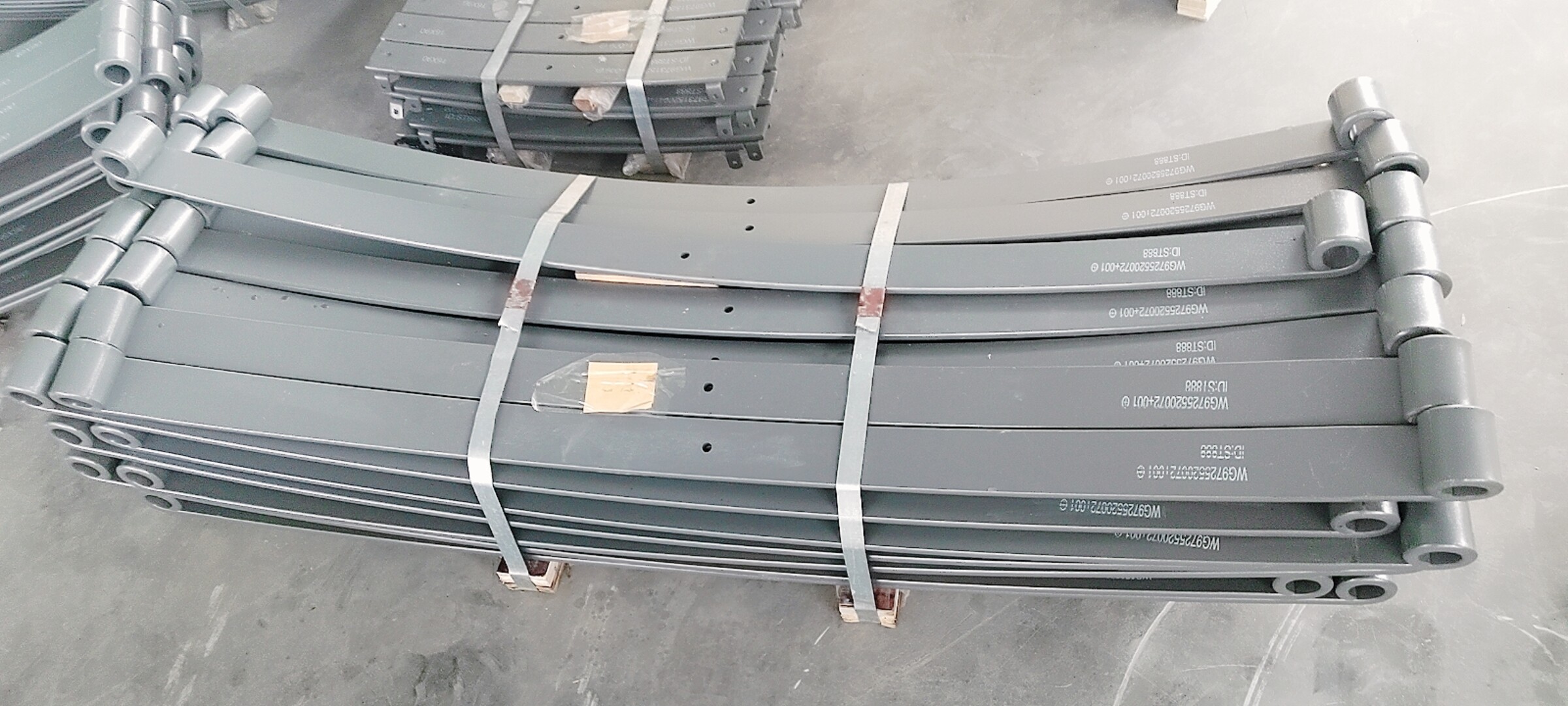 The first leaf of the front left leaf spring (heavy spring)