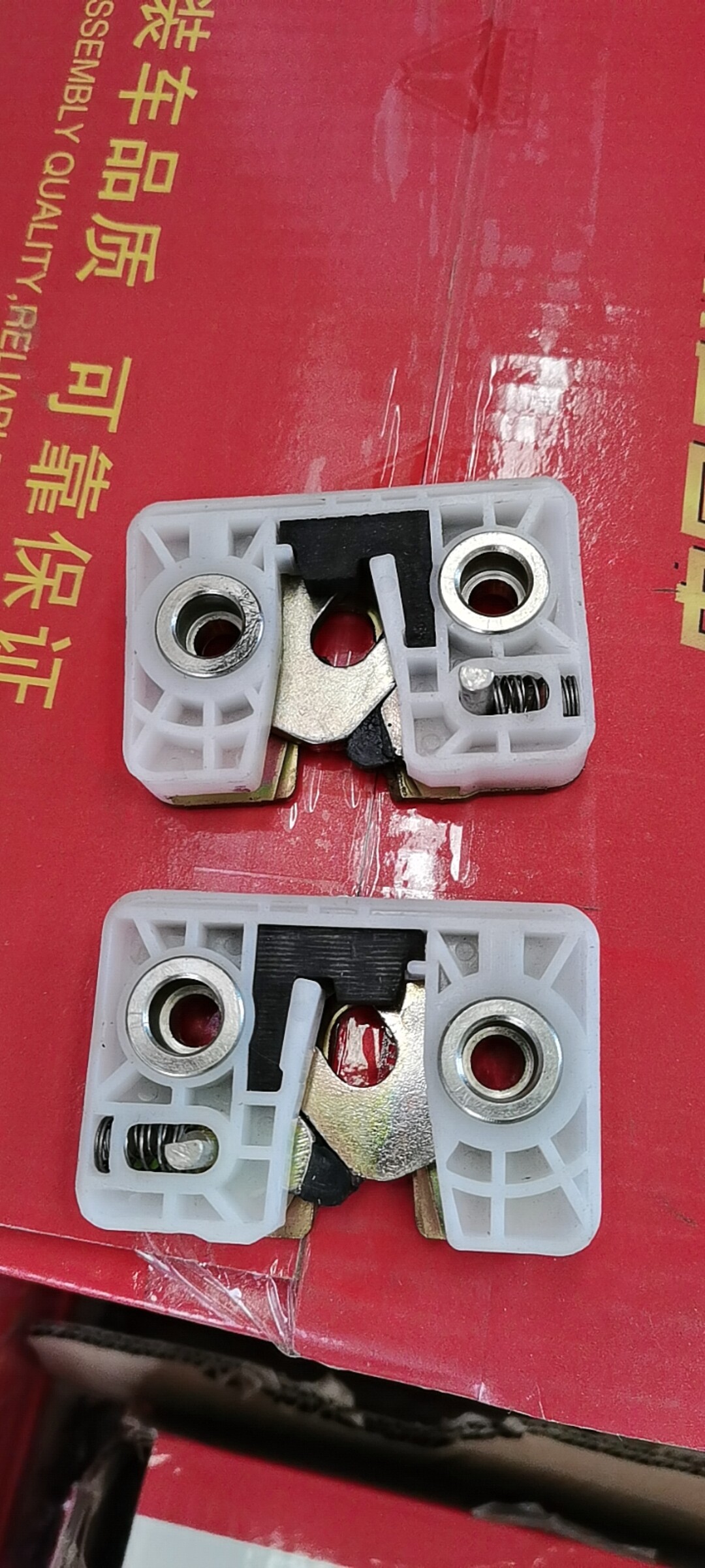 Left and right door lock block assembly