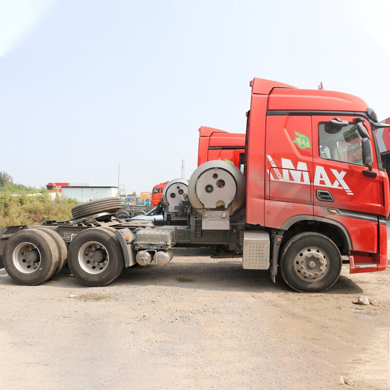 Sinotruk HOWO Max heavy truck 530 HP 4X2 LNG tractor