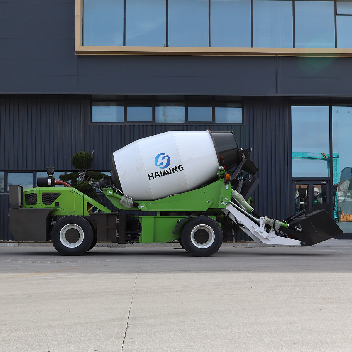 4.0 CBM Self Loading Concrete Mixer Truck