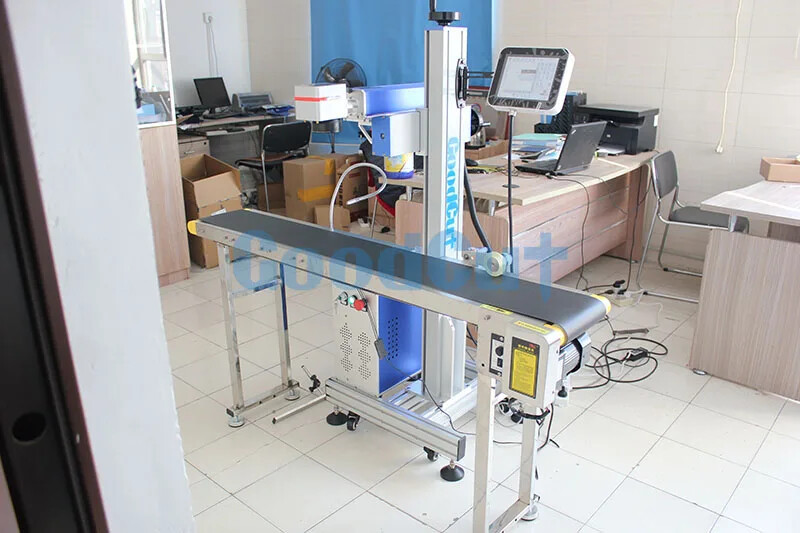 Machine de marquage laser à fibre volante avec convoyeur