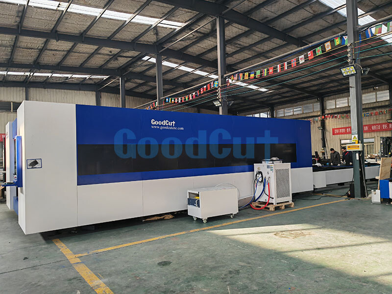 GC3060FC-D Machine de découpe au Laser à fibre à double tables avec capot de protection fermé pour métaux plats