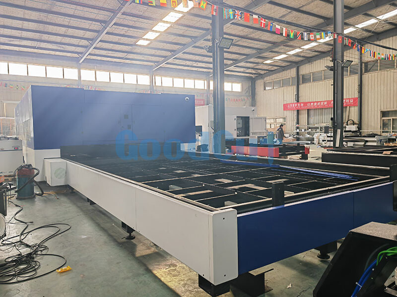 GC3060FC-D Machine de découpe au Laser à fibre à double tables avec capot de protection fermé pour métaux plats